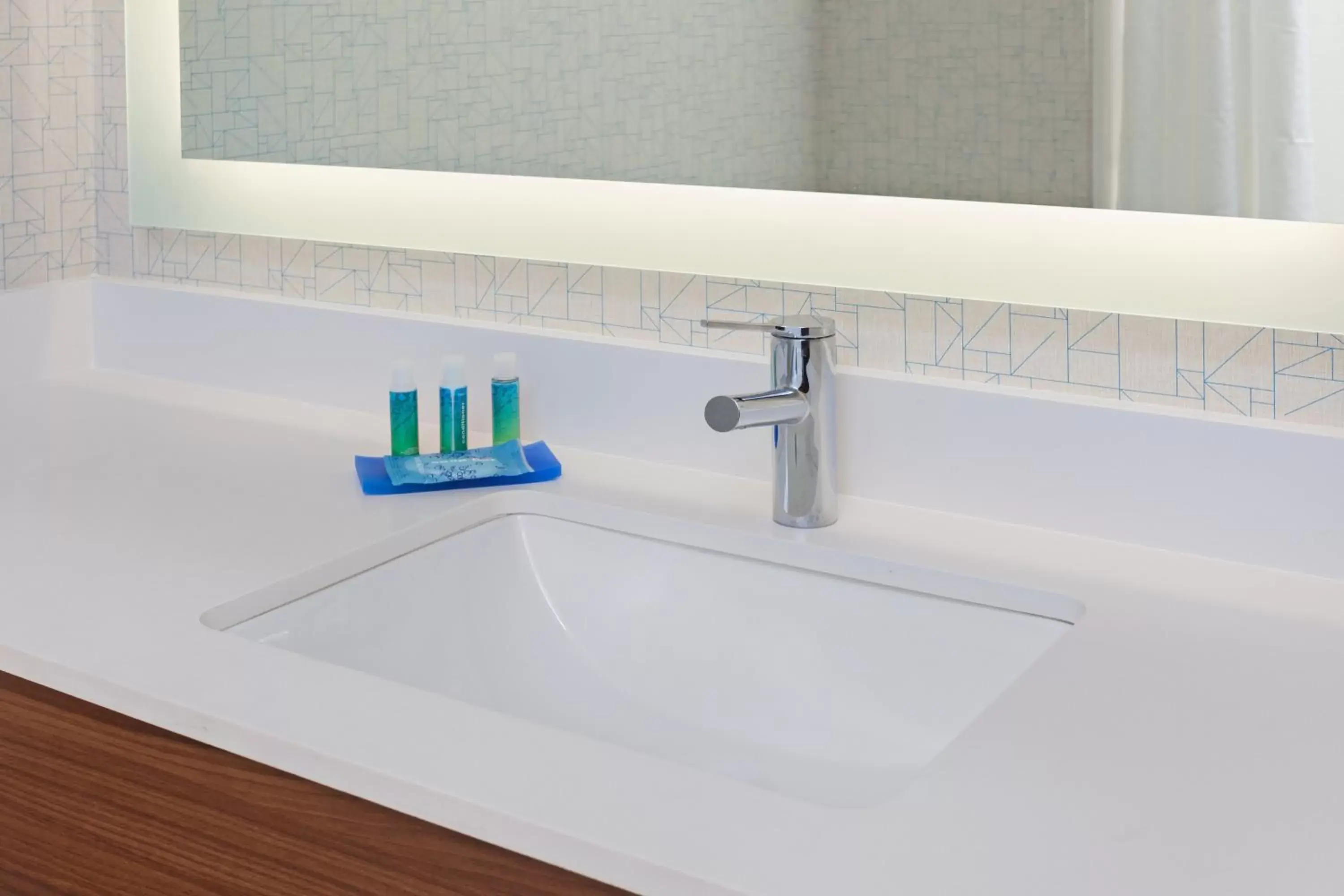 Deluxe King Room - Hearing Accessible with Bath Tub/Non-Smoking in Holiday Inn Express & Suites Elk Grove West I-5 Deluxe King Room - Hearing Accessible with Bath Tub/Non-Smoking in Holiday Inn Express & Suites Elk Grove West I-5