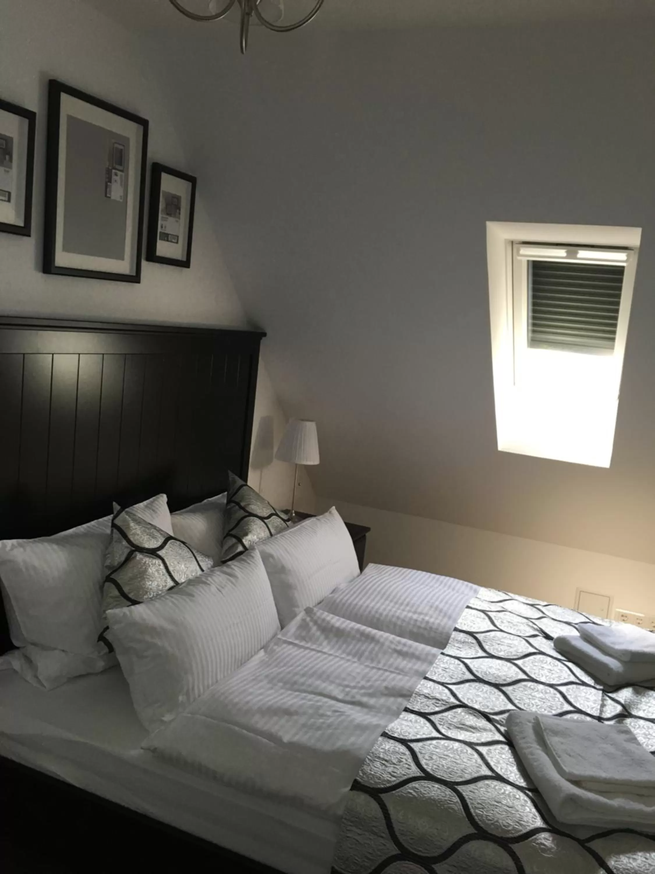 Property building, Bed in Merkel Villa Apartamente