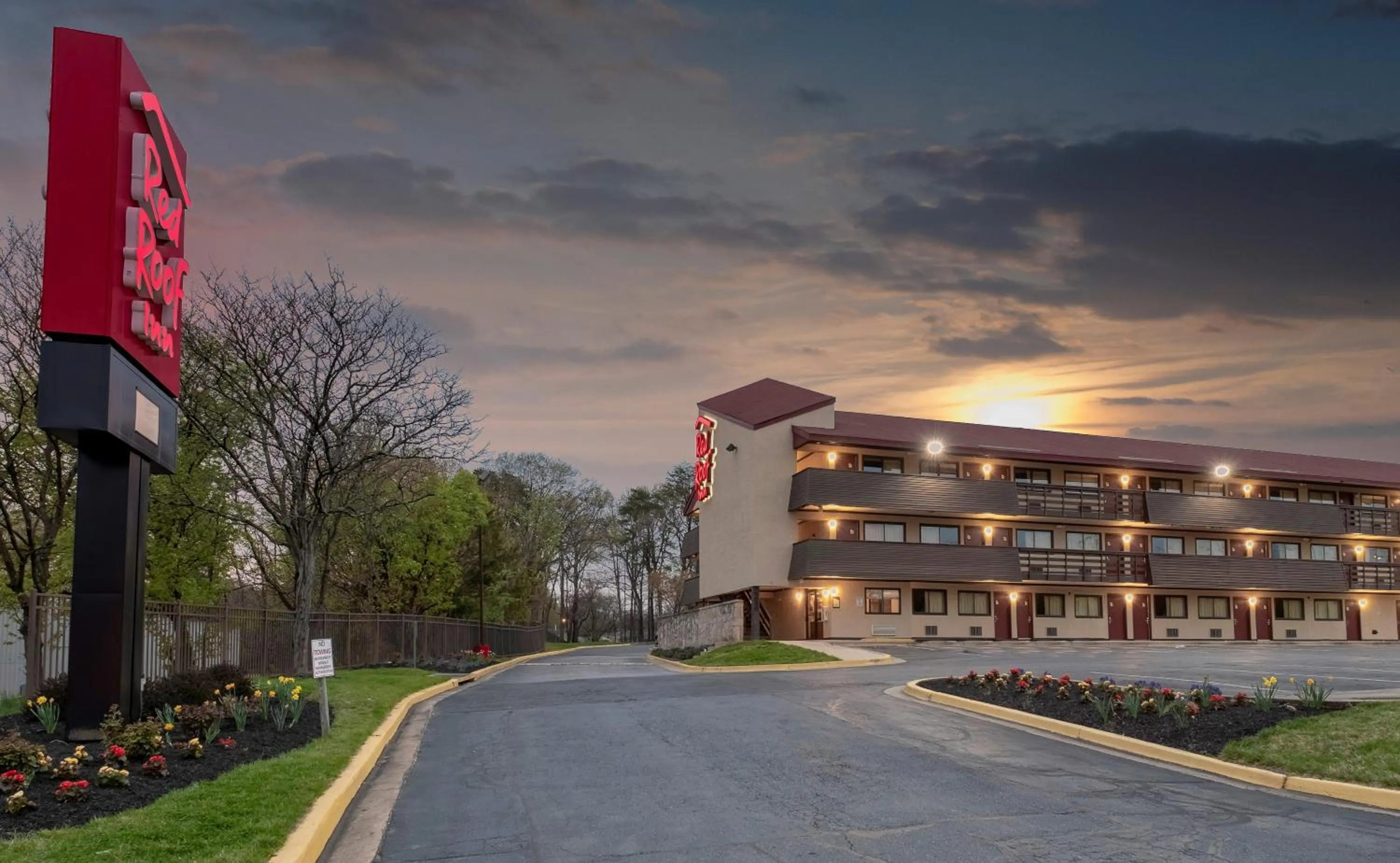 Property building in Red Roof Inn Washington DC-Lanham