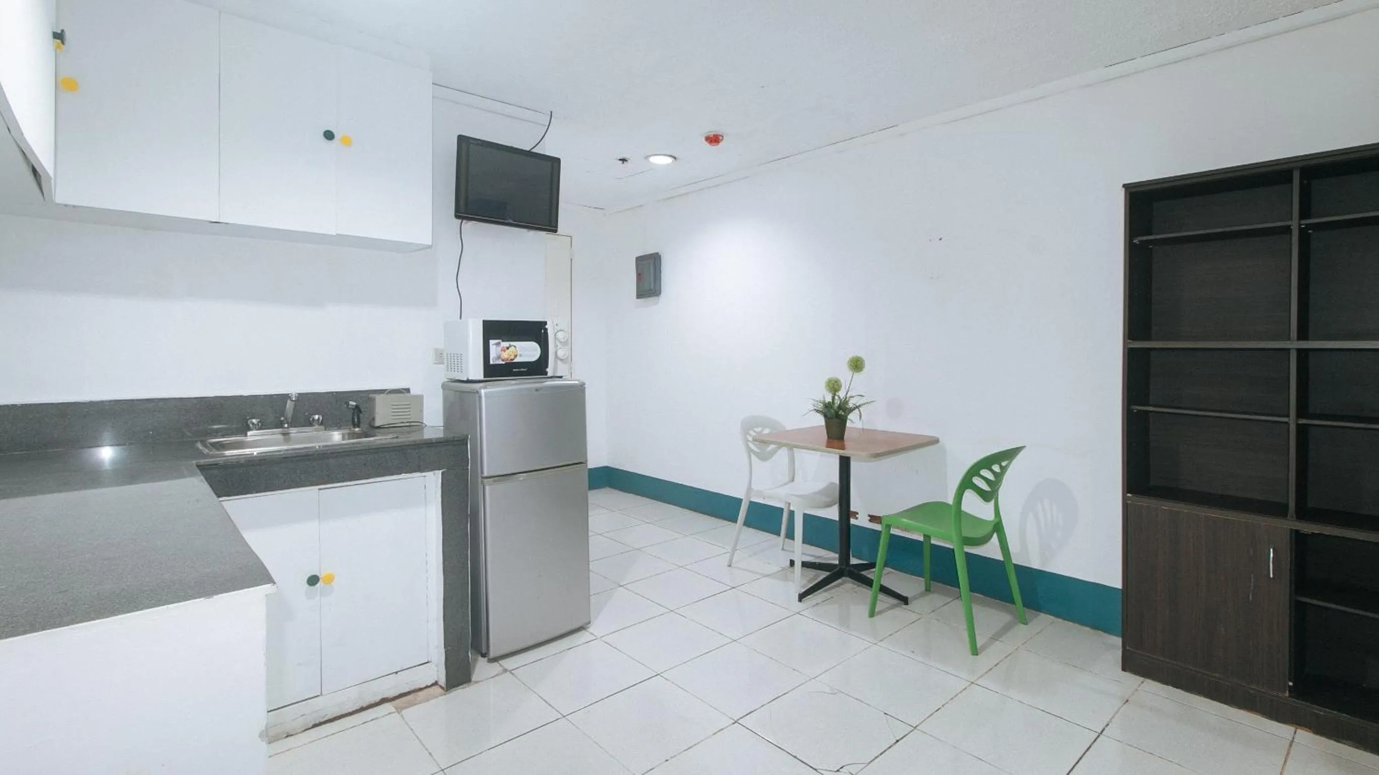 Kitchen or kitchenette in RedDoorz at Crowne One Condo