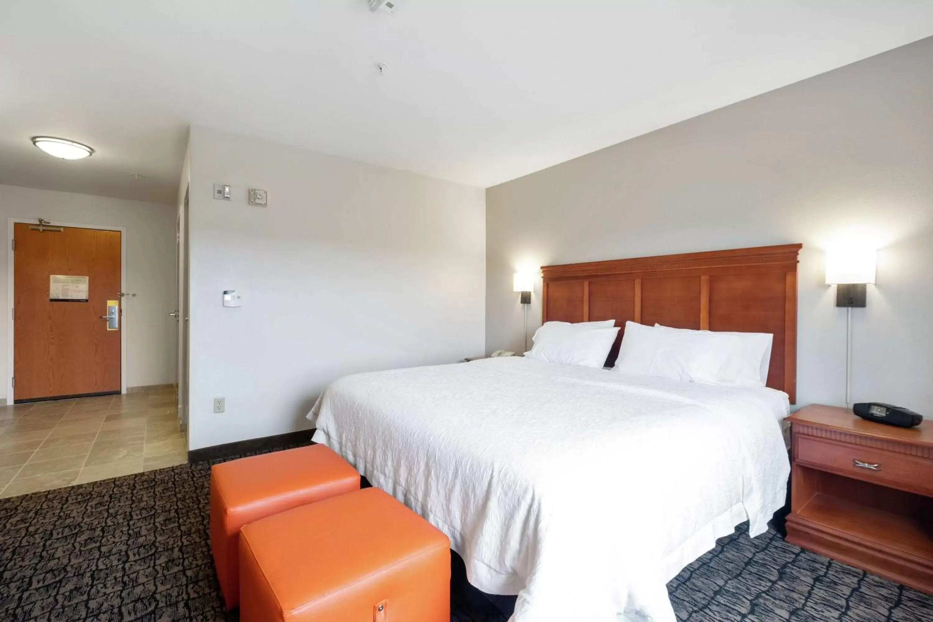 King Room with Accessible Tub - Mobility and Hearing Access/Non-Smoking in Hampton Inn & Suites Rockland King Room with Accessible Tub - Mobility and Hearing Access/Non-Smoking in Hampton Inn & Suites Rockland