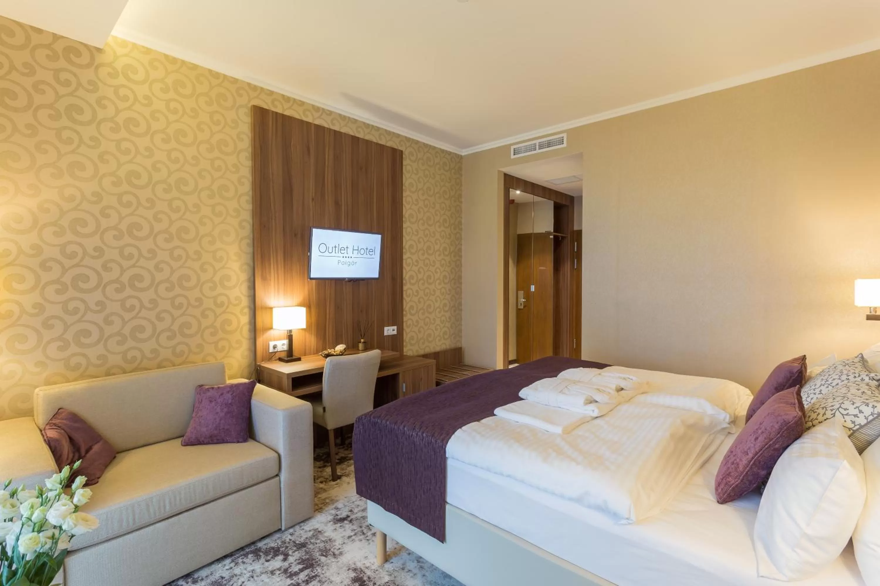 Bed in Outlet Hotel Polgár