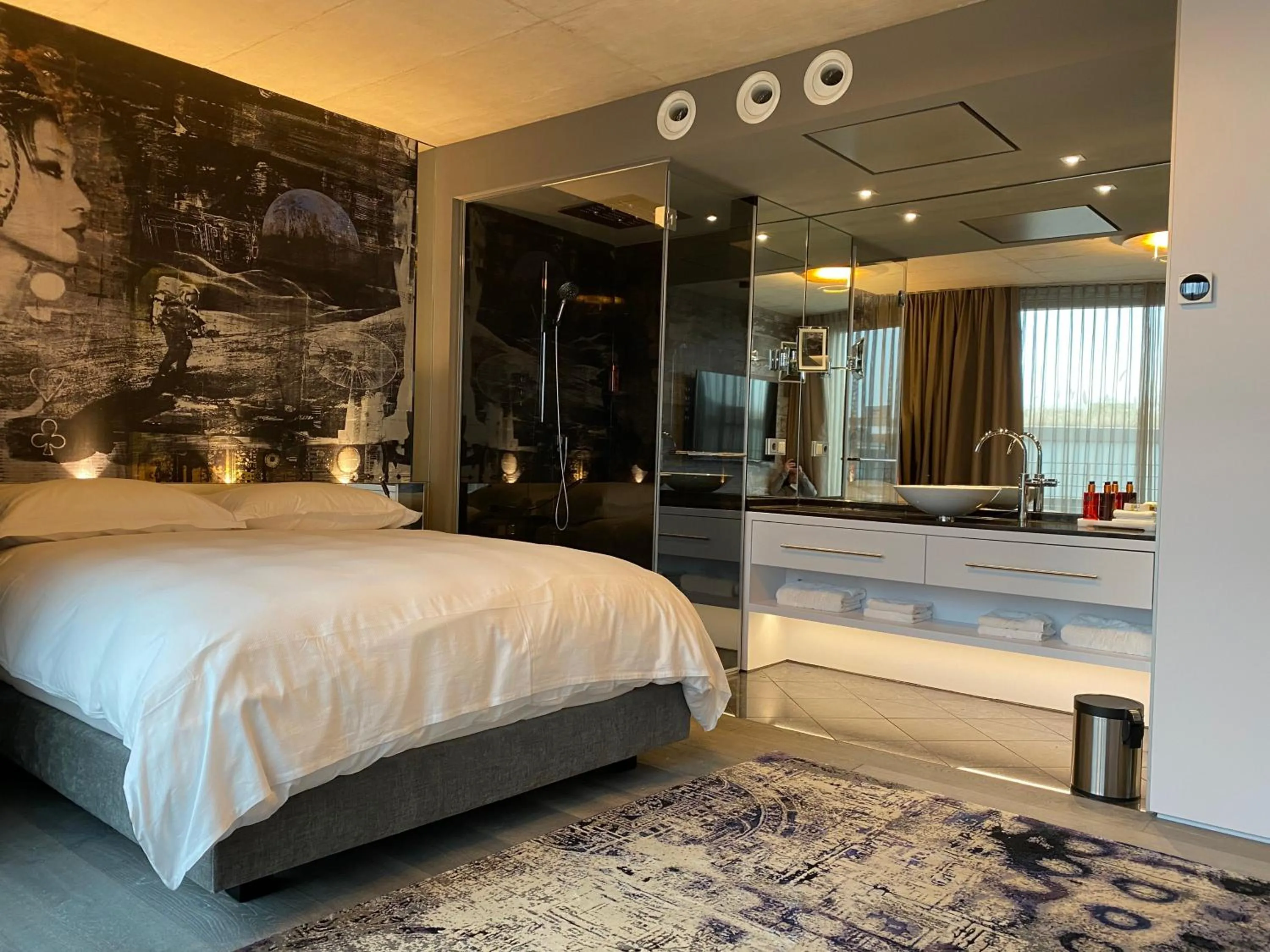 Photo of the whole room, Bed in Savoy Hotel