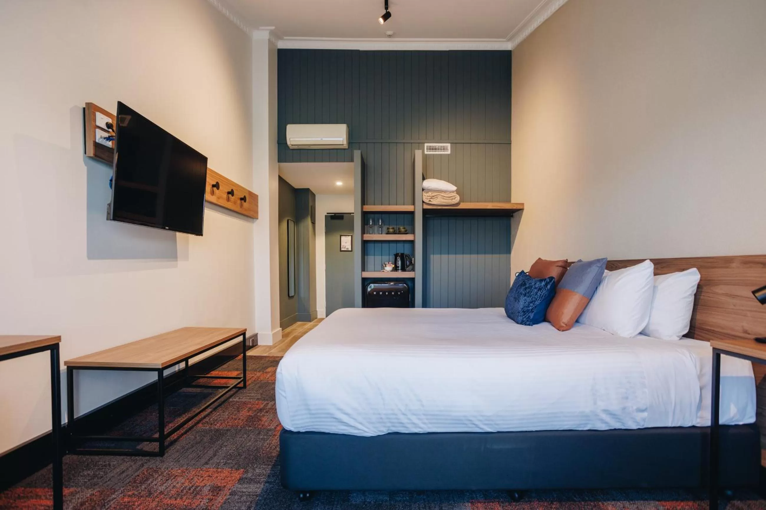 Bed in Banjo Paterson Inn