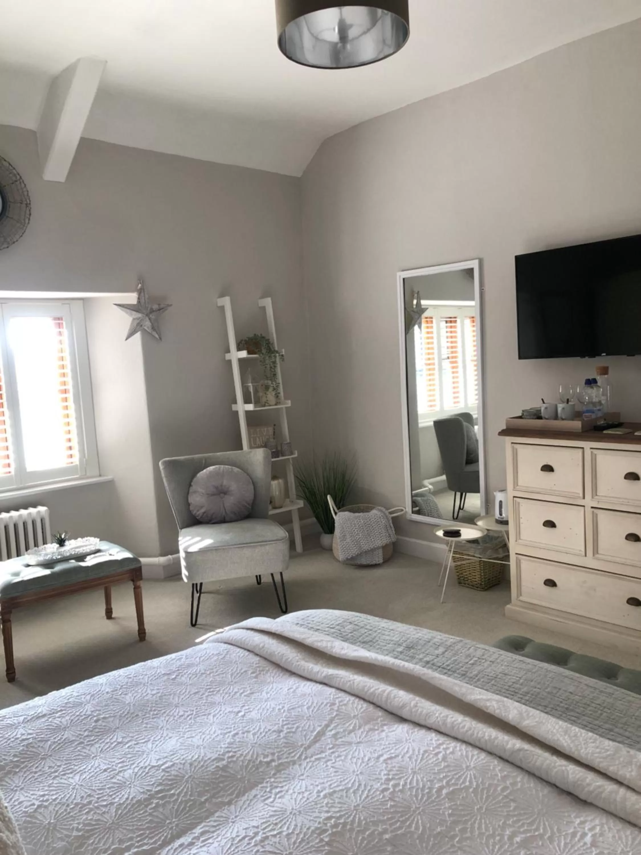 Property building, TV/Entertainment Center in The Skreen