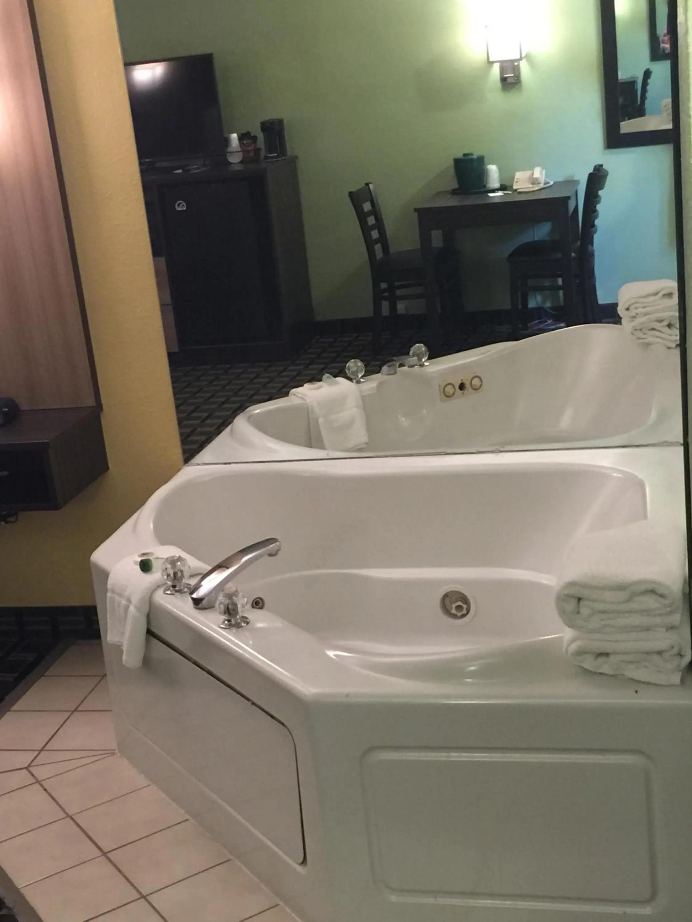 Hot Tub in University Manor Inn
