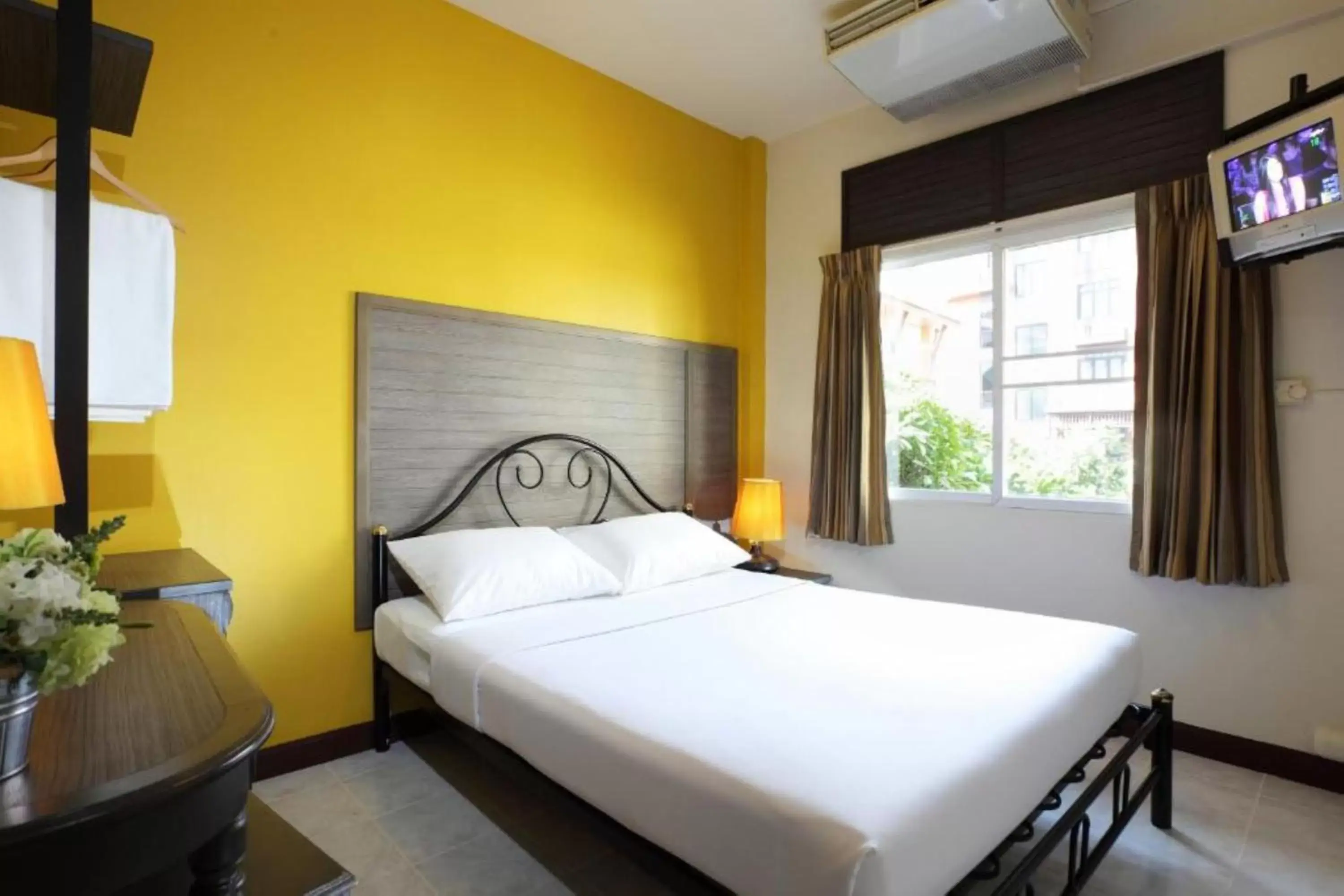 Junior Double Room in Rambuttri Village Plaza Junior Double Room in Rambuttri Village Plaza