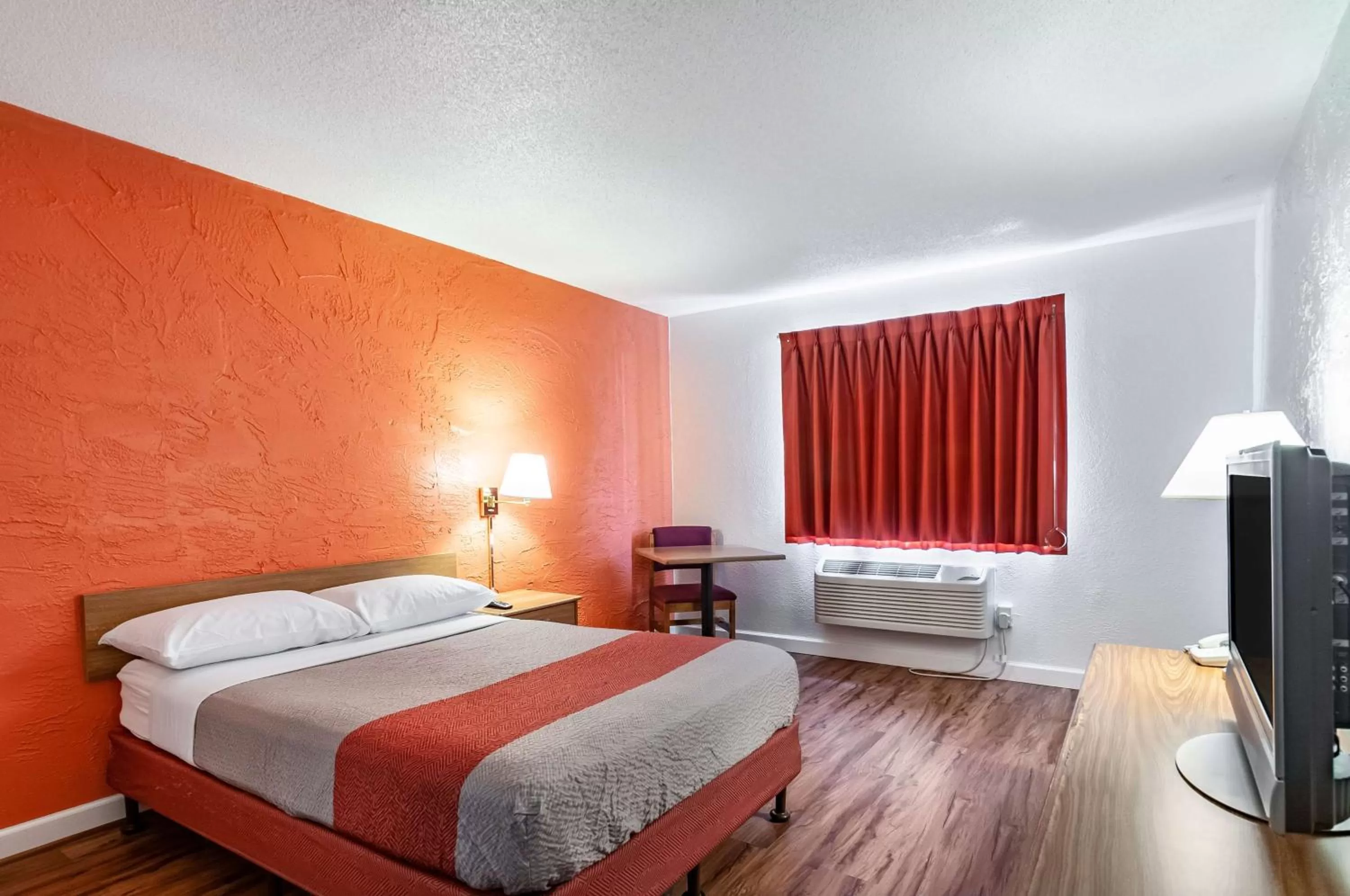 TV and multimedia, Bed in Motel 6-Naperville, IL