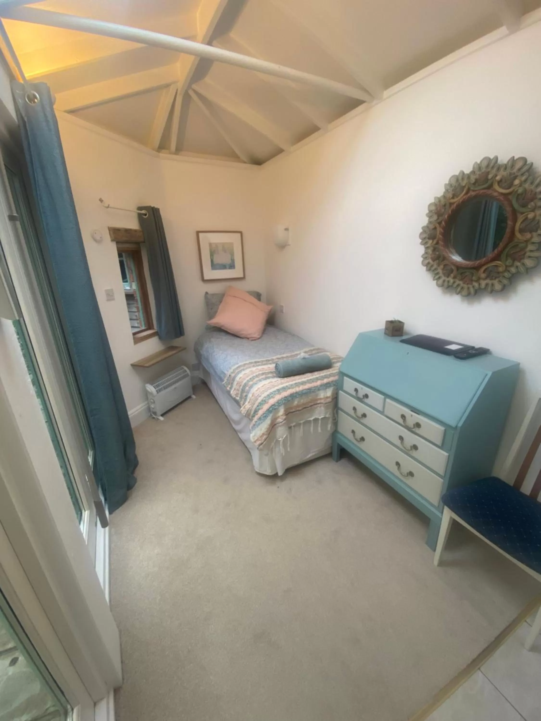 Bedroom, Bed in The Dragonfly BNB, Glastonbury