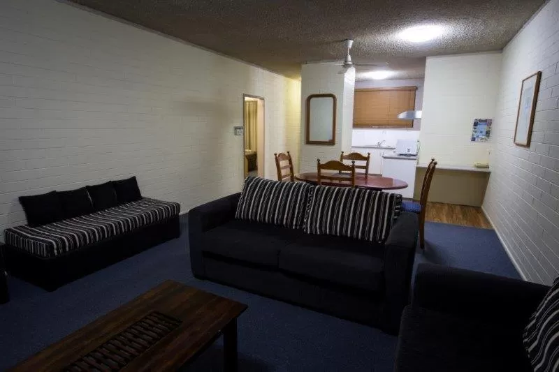 Living room, Seating Area in Emerald Gardens Motel & Apartments