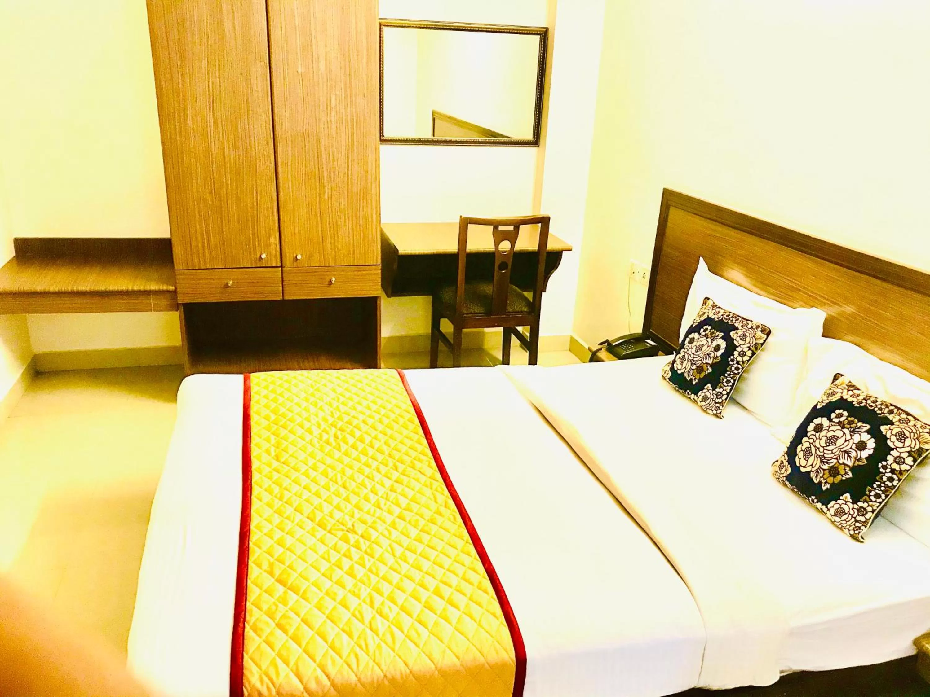 Bed in Hotel Half Moon Chennai