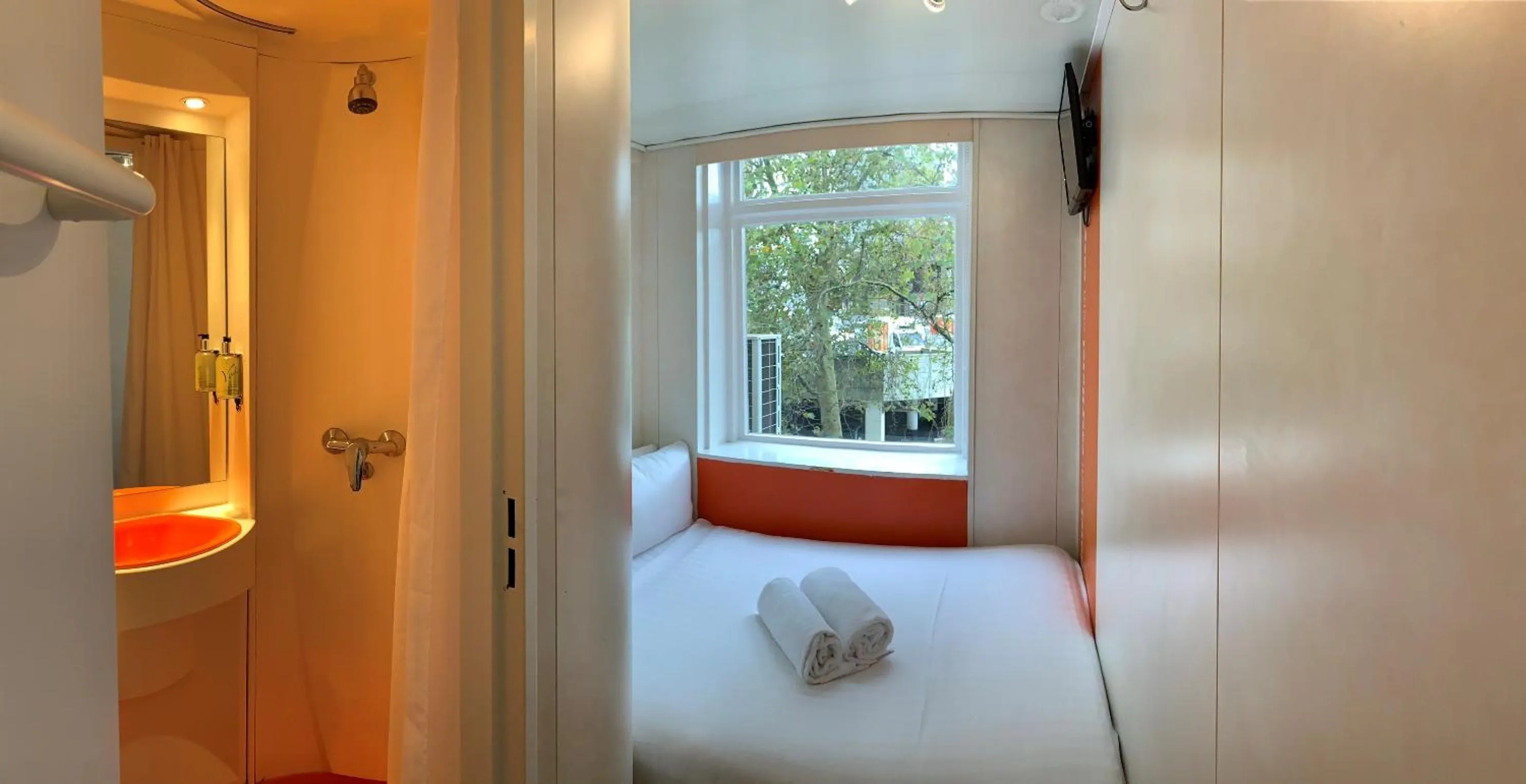 Bed in easyHotel South Kensington