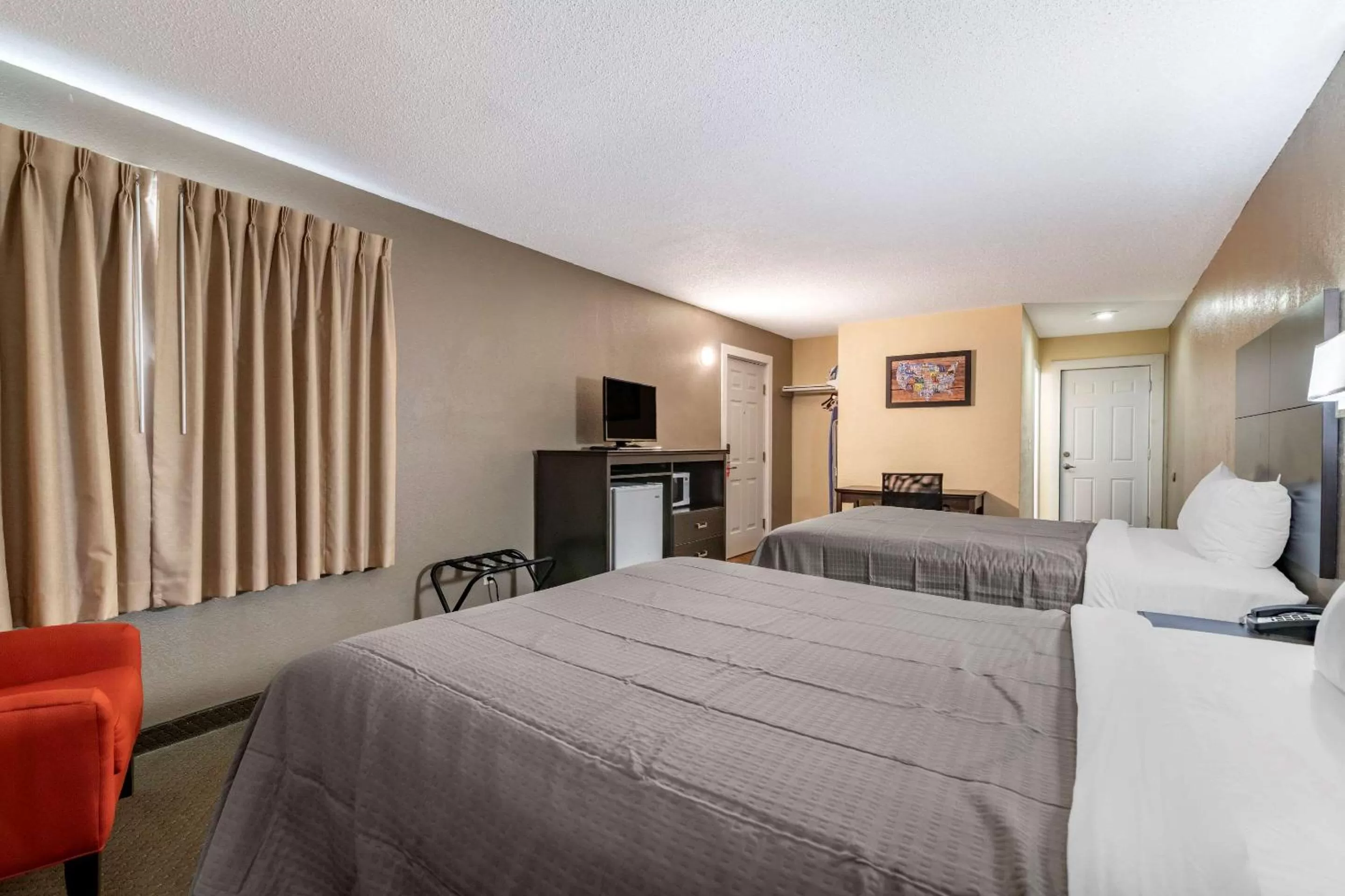 Photo of the whole room, Bed in Rodeway Inn Lake George Outlets