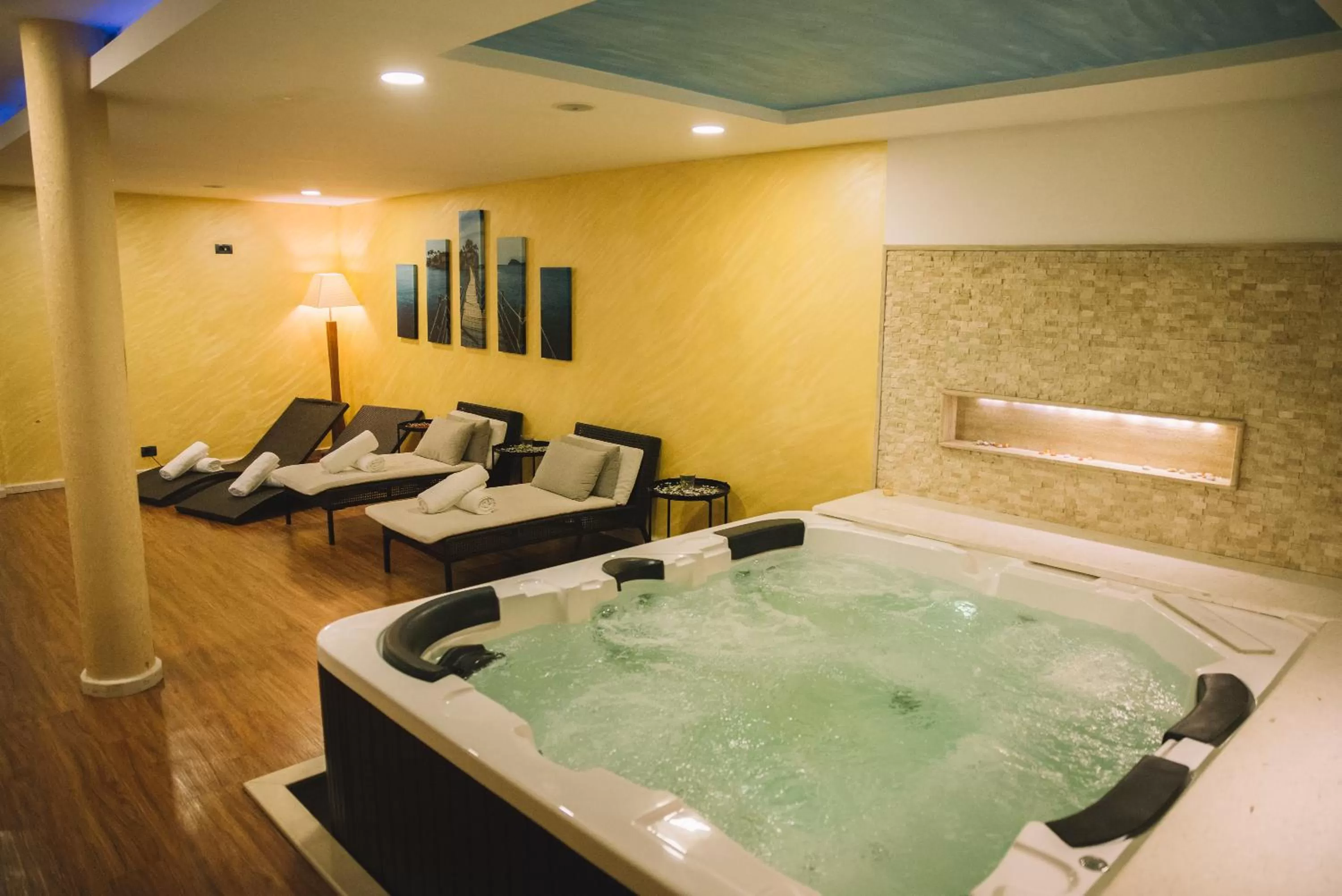 Hot Tub in Petriti & Spa