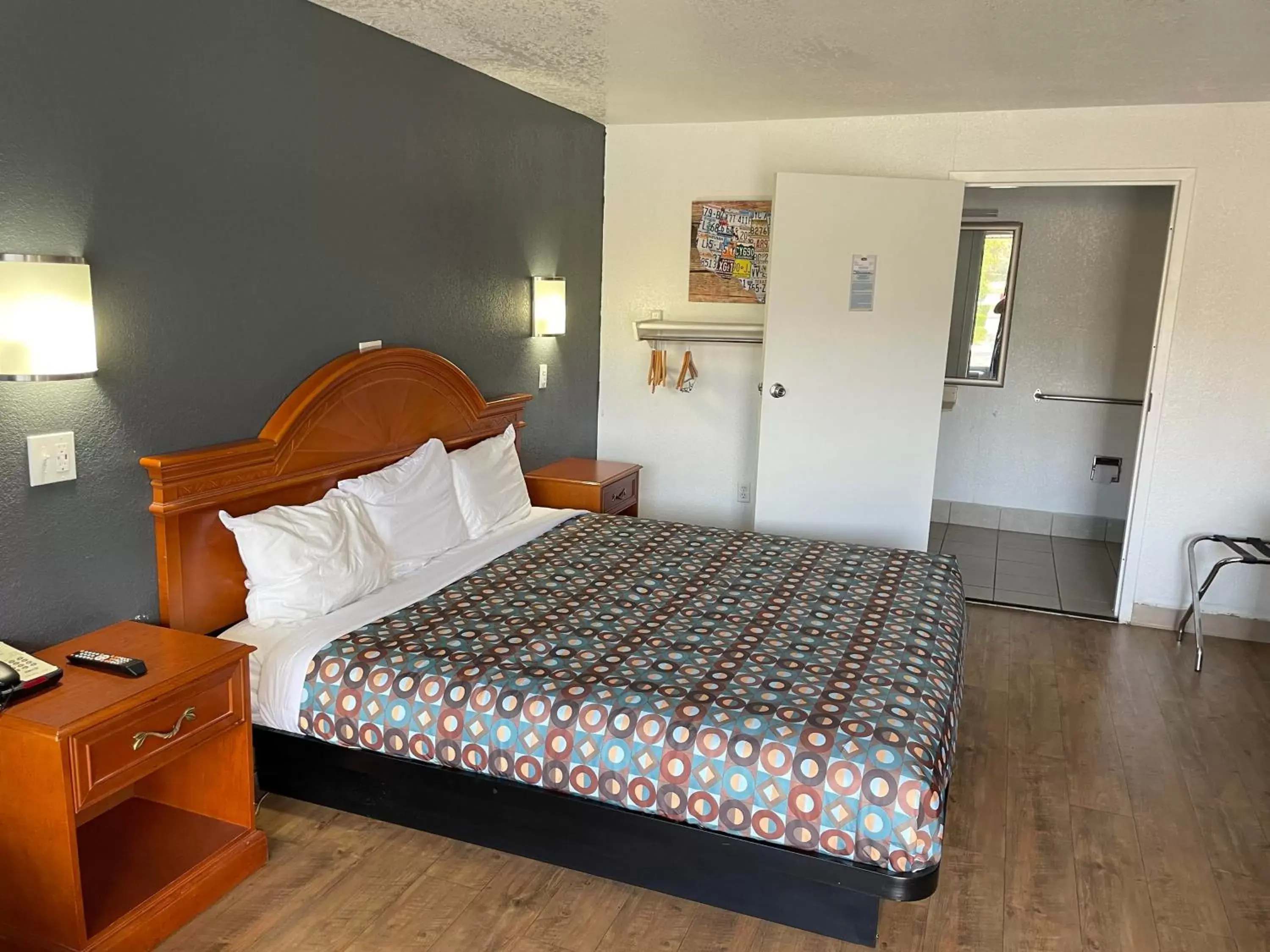 King Room - single occupancy - Accessible/Non-Smoking in Budget Inn King Room - single occupancy - Accessible/Non-Smoking in Budget Inn