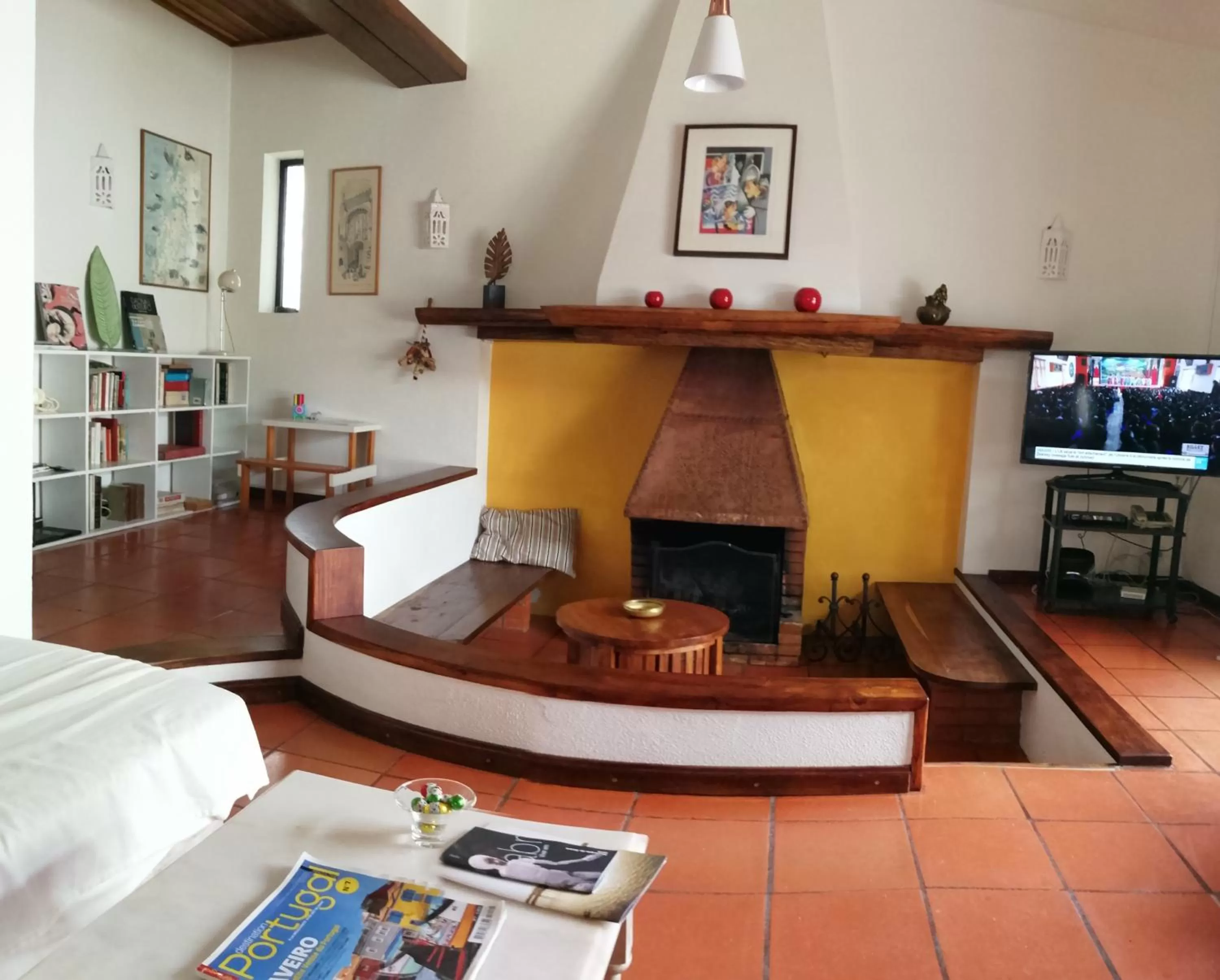 Communal lounge/ TV room in Casa dos Pingos de Mel