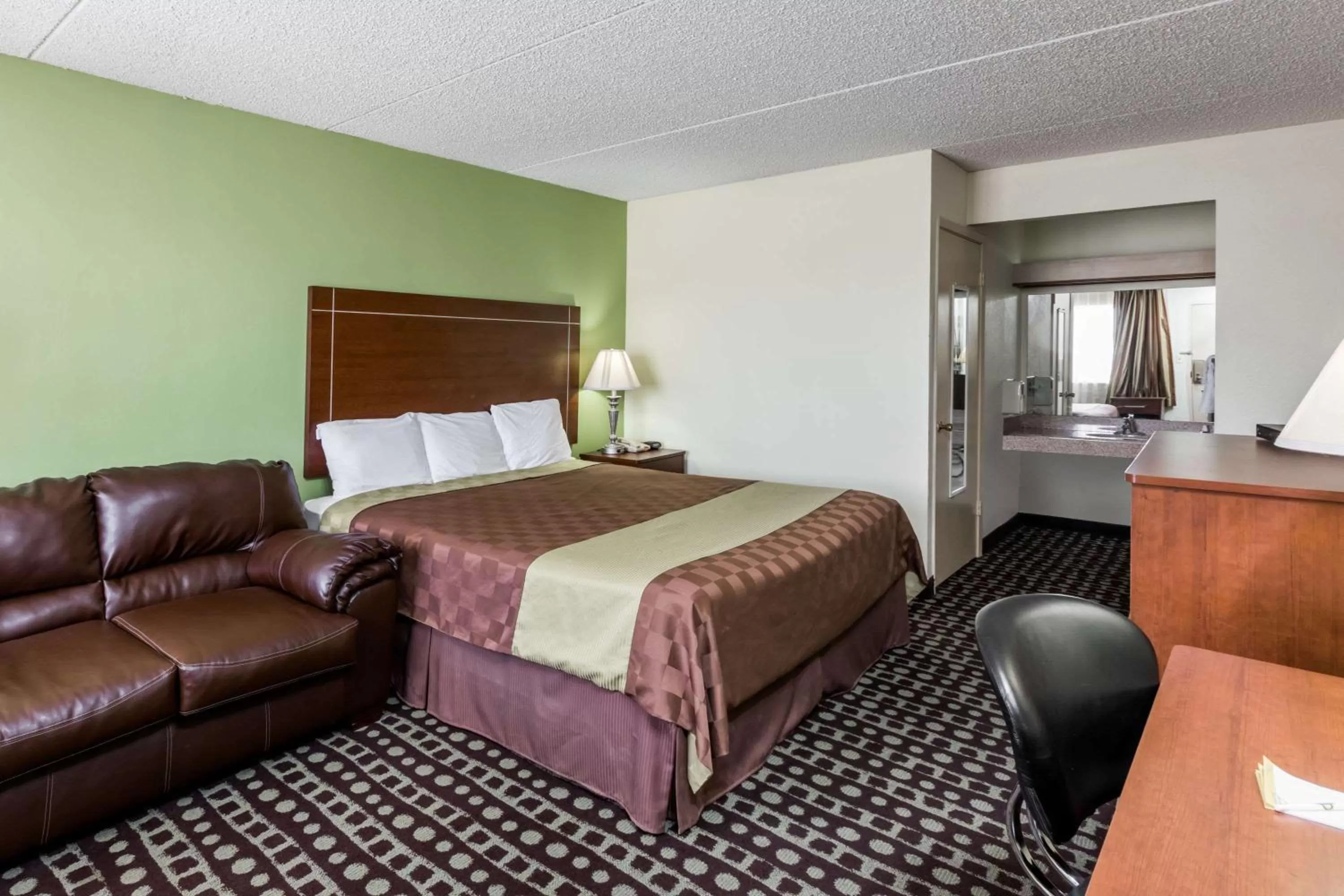 Photo of the whole room, Bed in Days Inn by Wyndham Midland