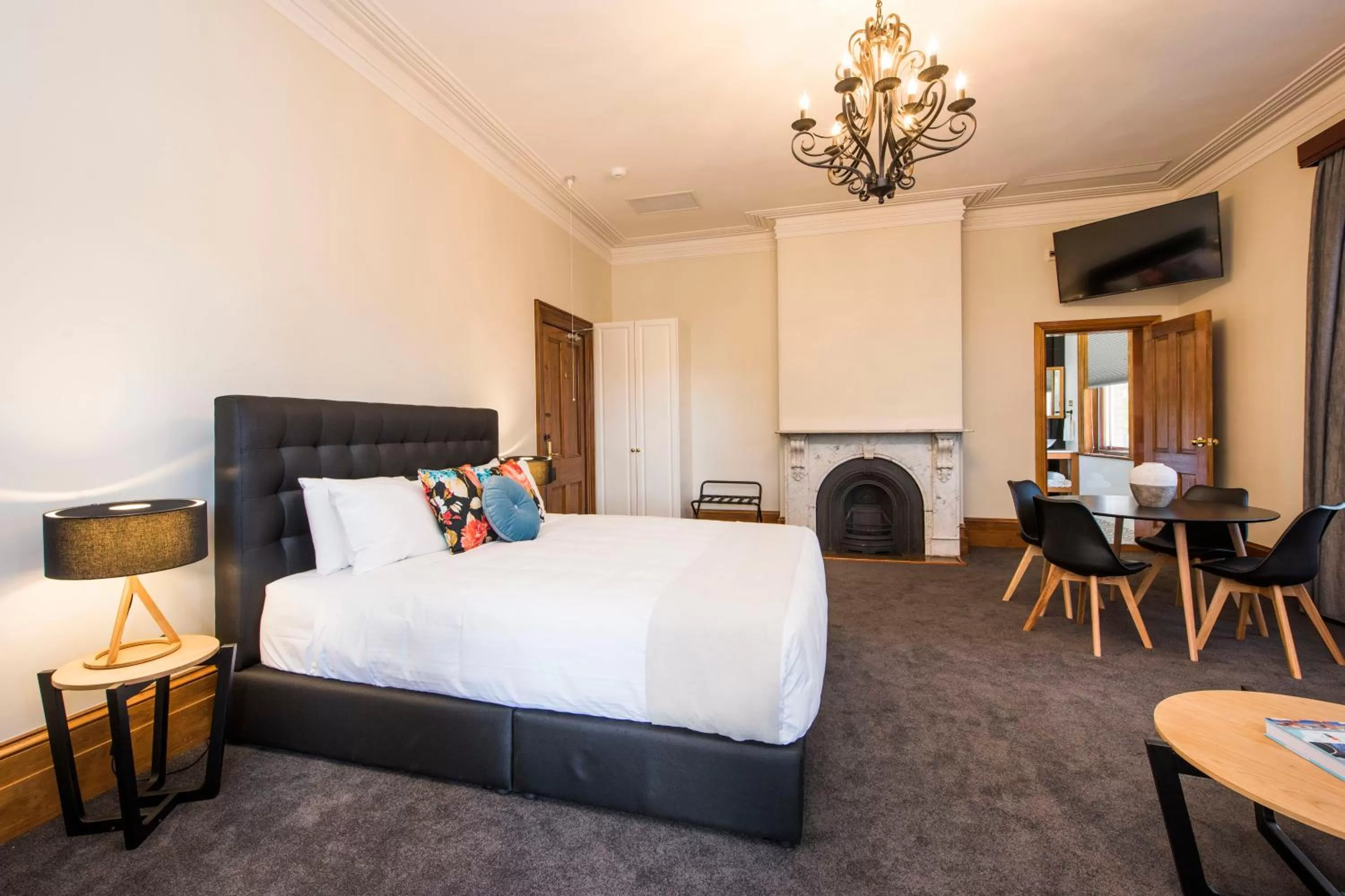 Photo of the whole room, Bed in The Parkview Hotel Mudgee