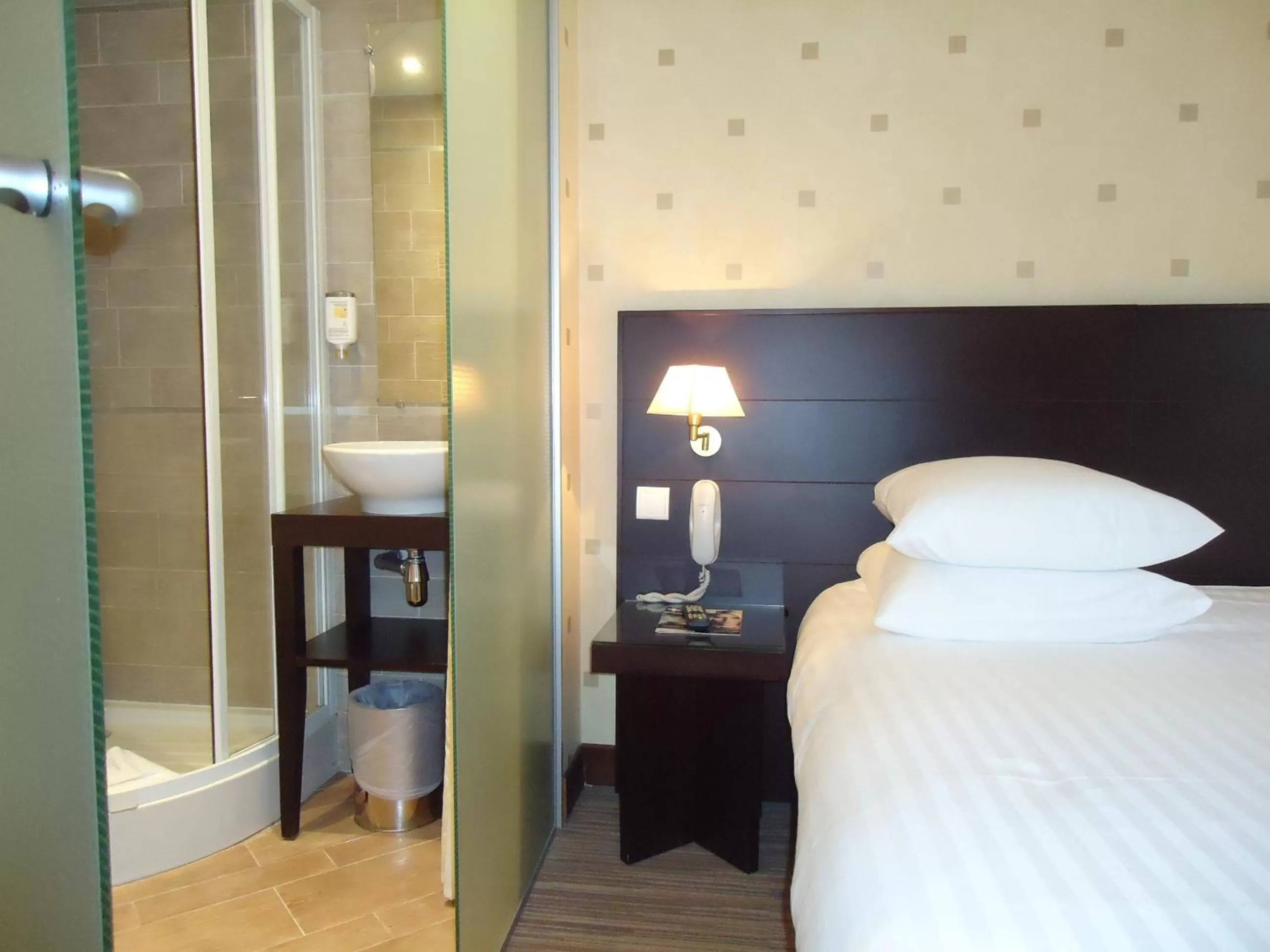 Bed in Hôtel de l'Exposition - Tour Eiffel