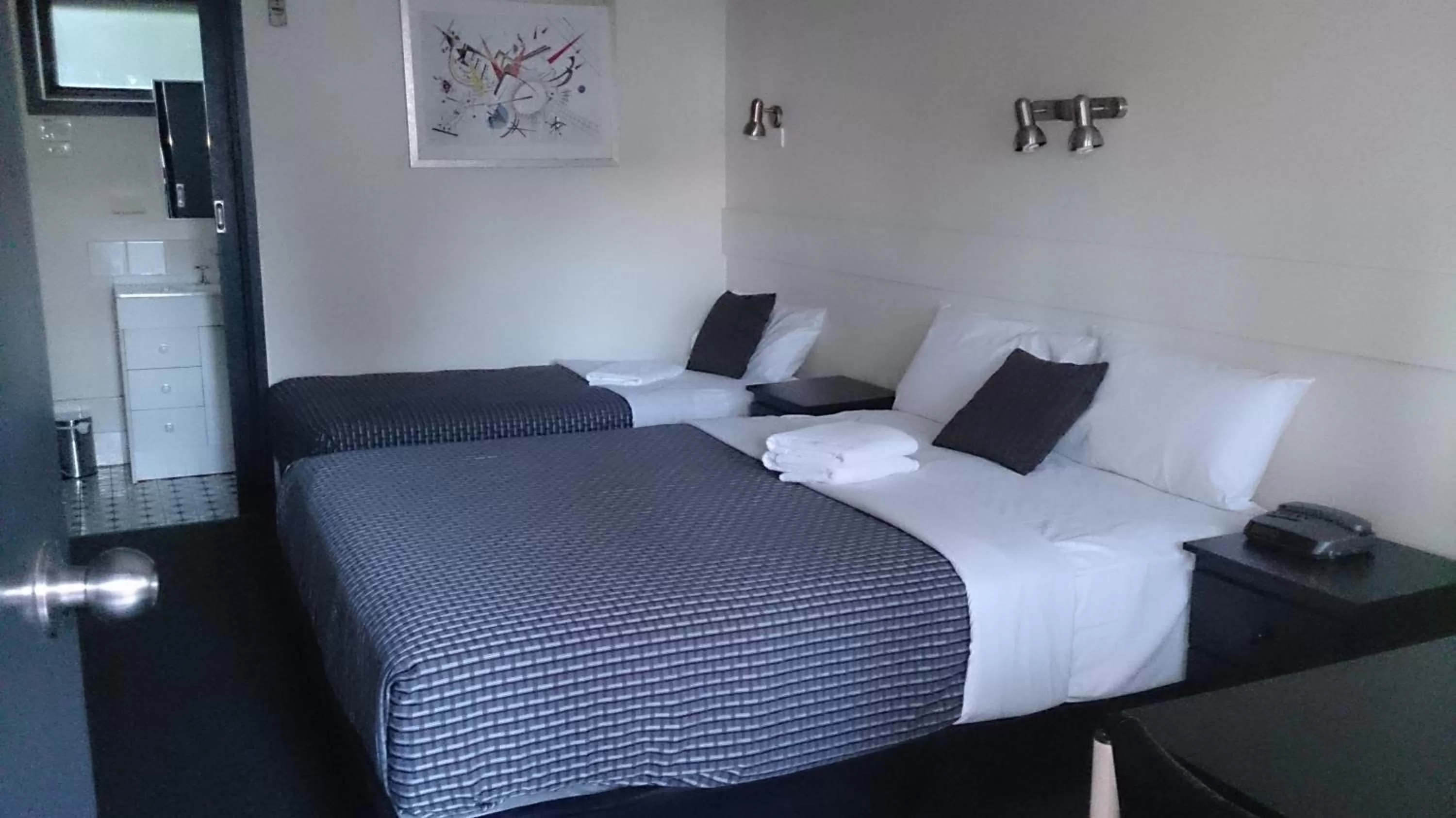 Bedroom, Bed in Budget on the Lake