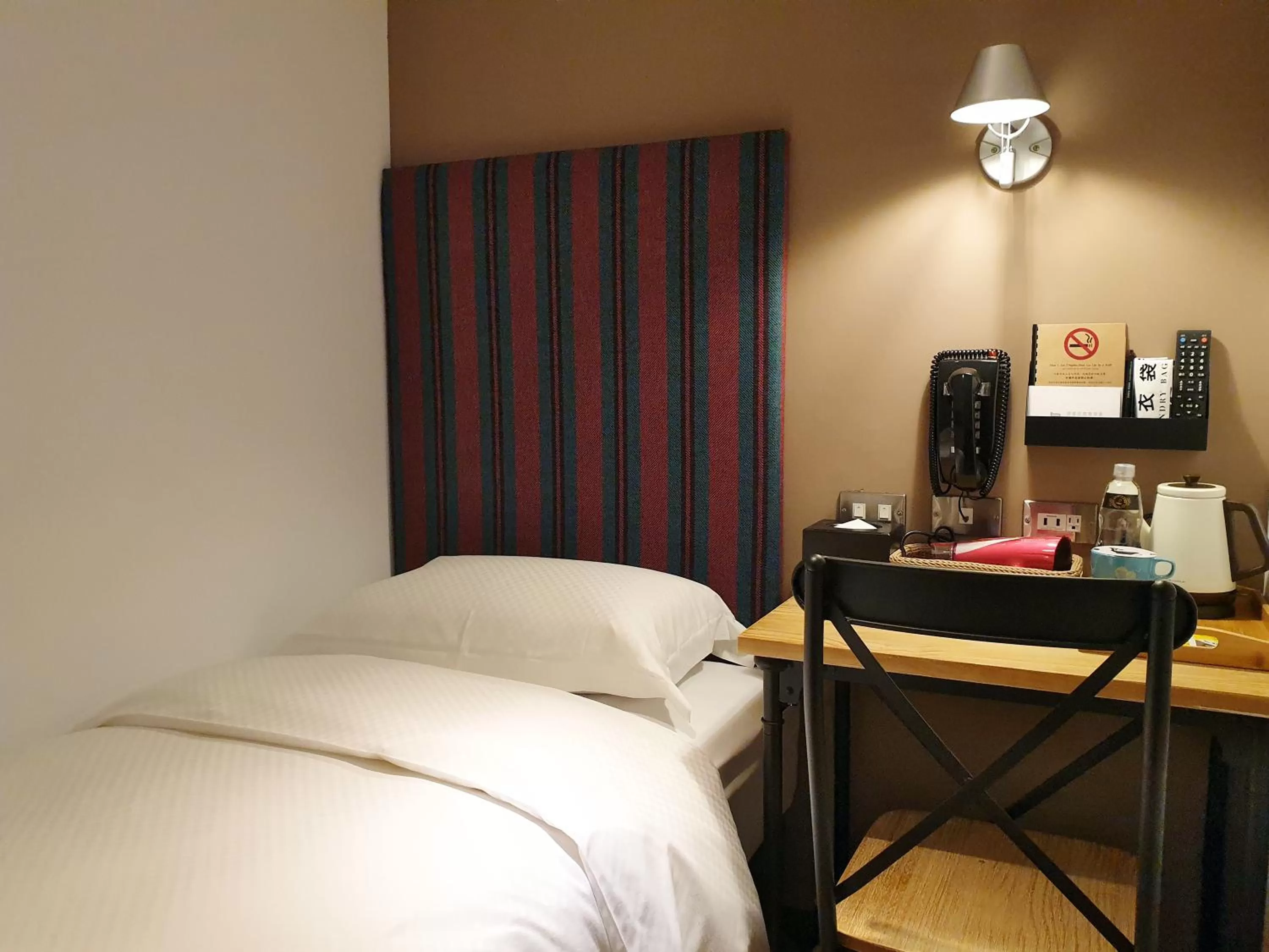 Photo of the whole room, Bed in River inn Station