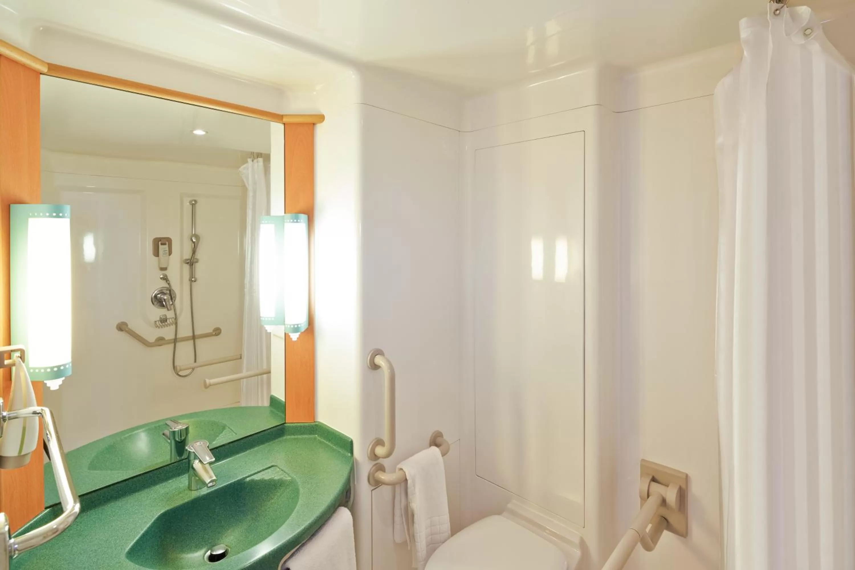 Bathroom in ibis Reading Centre