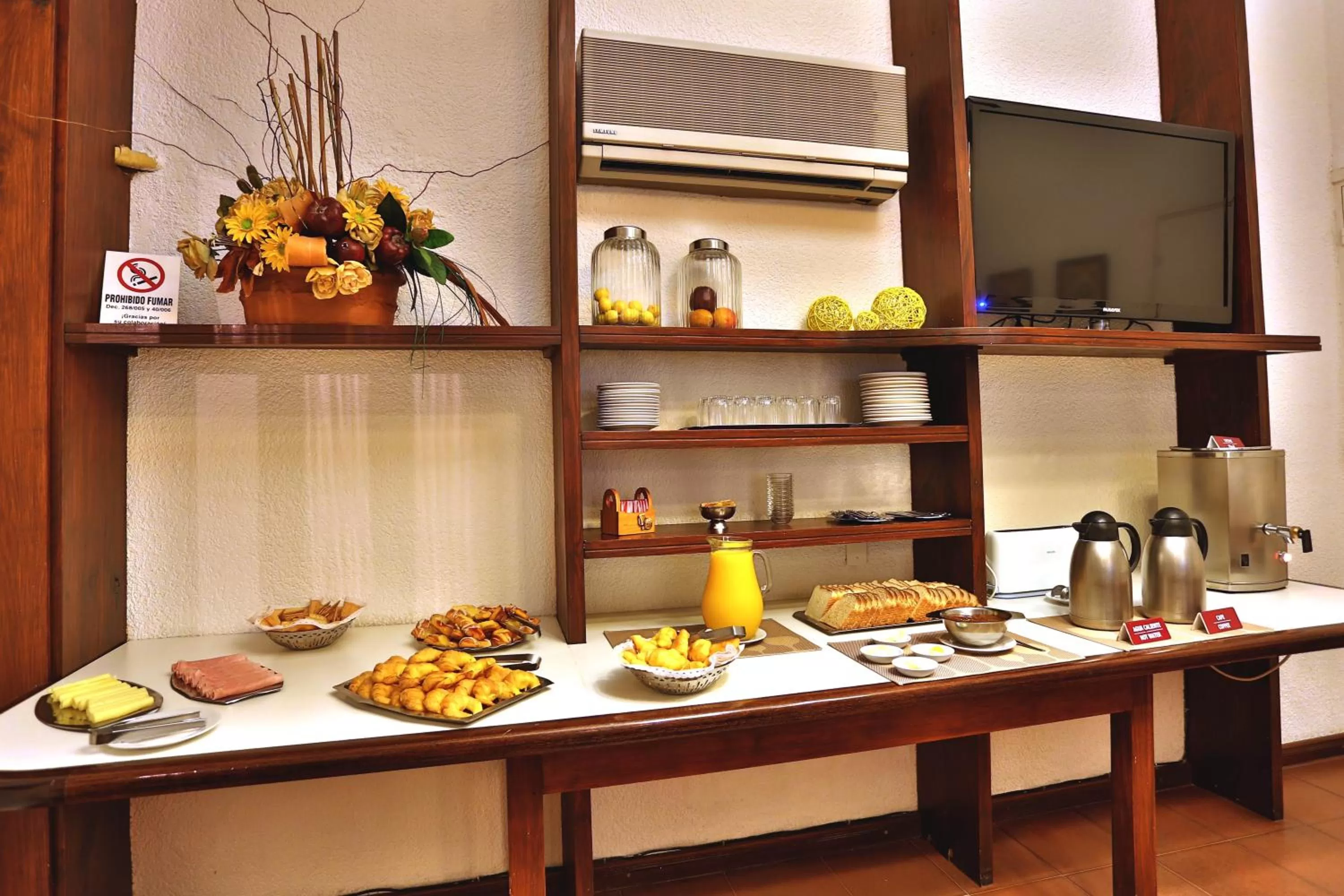 Restaurant/places to eat in Hotel Eldorado