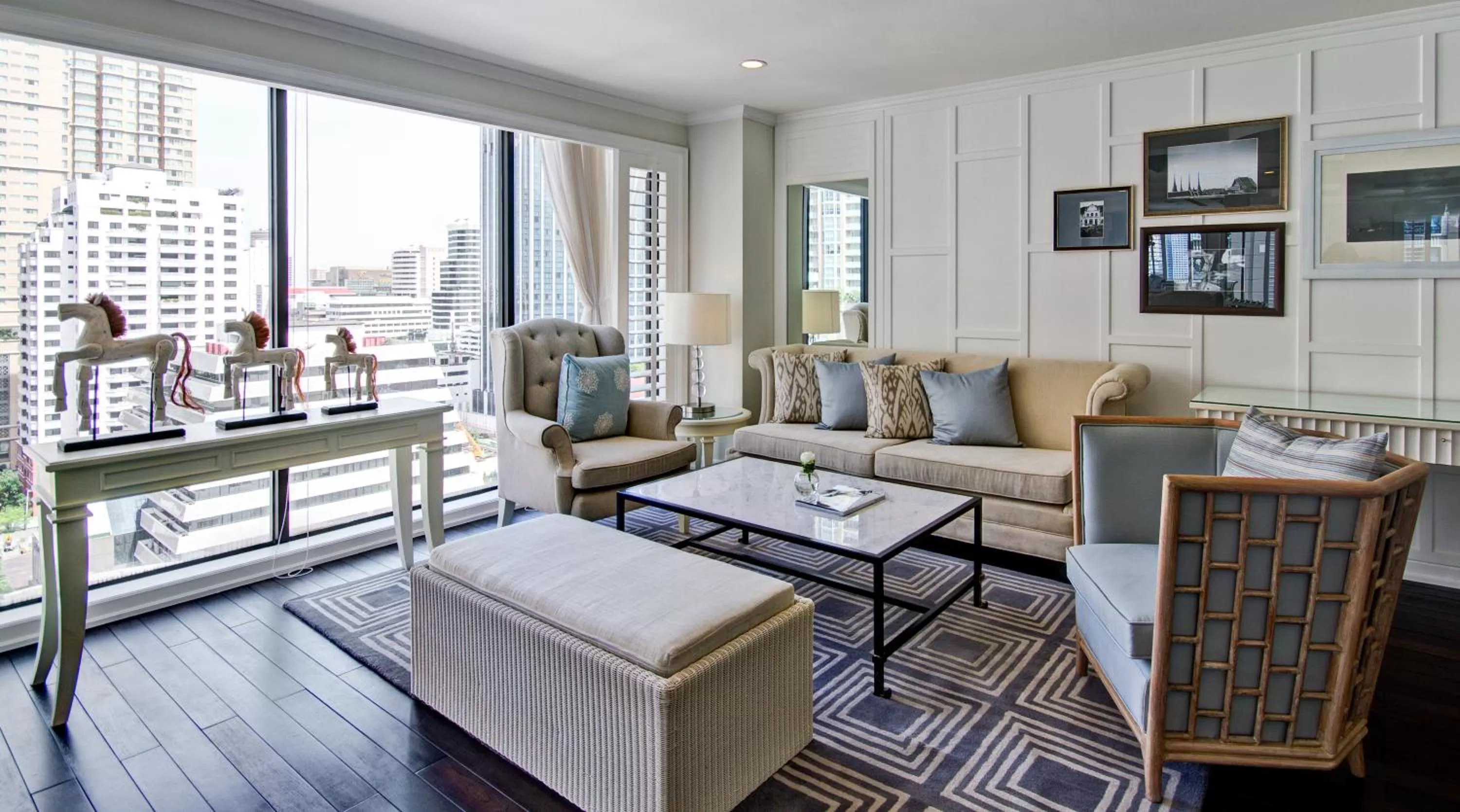 Lounge or bar in Cape House Hotel, Bangkok