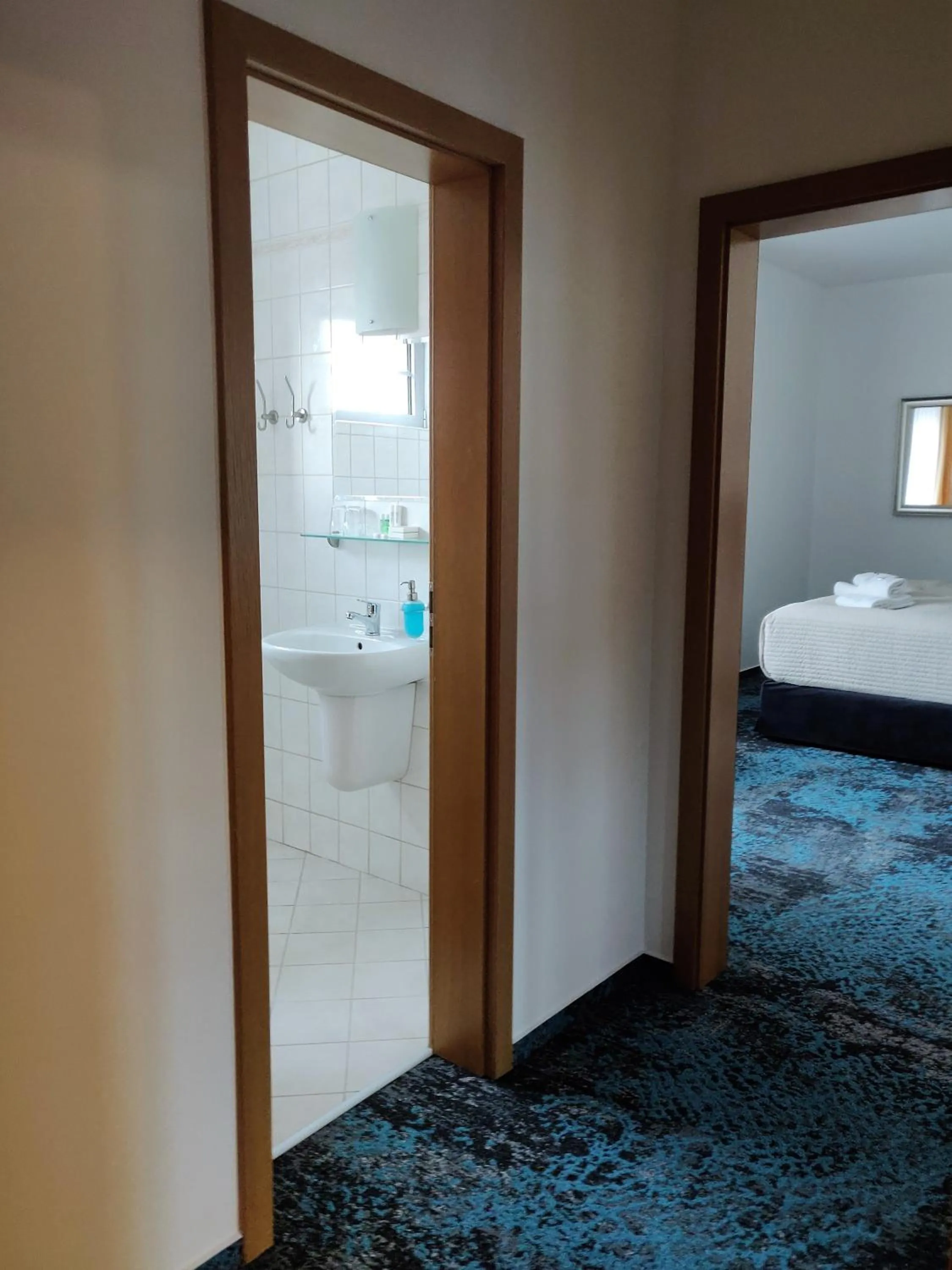 Bathroom, Bed in Hotel Oya
