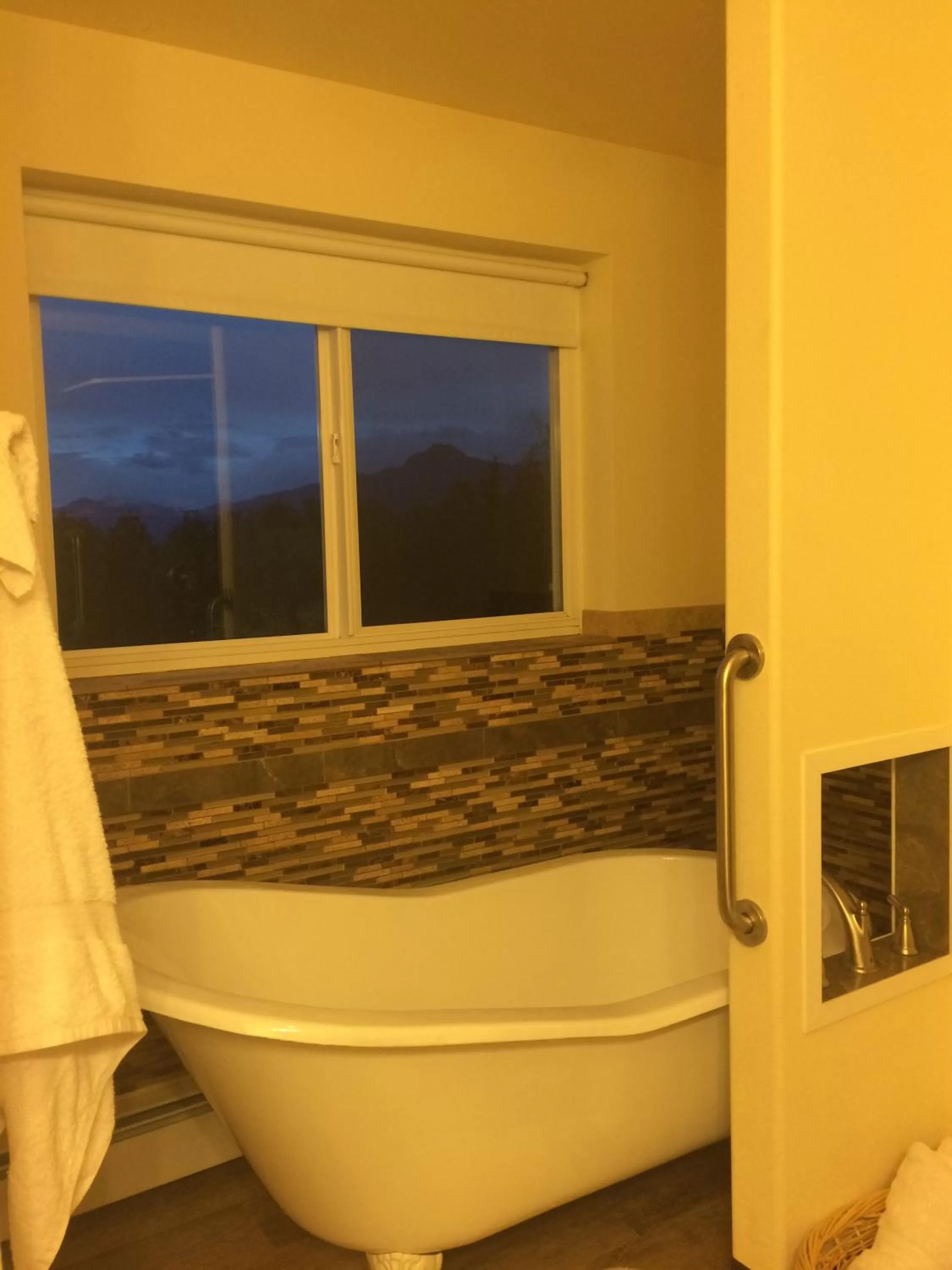 Bathroom, Bed in Fishhook Sunrise B&B