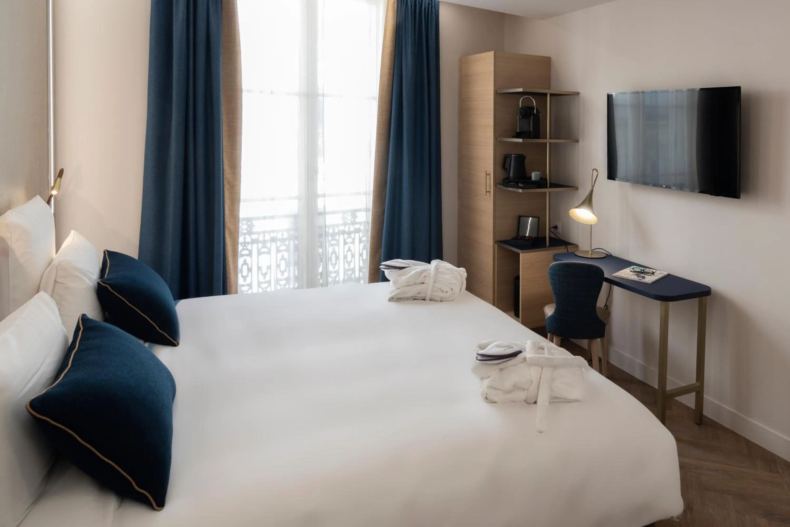 VIP, Bed in Mercure Paris Opera Lafayette