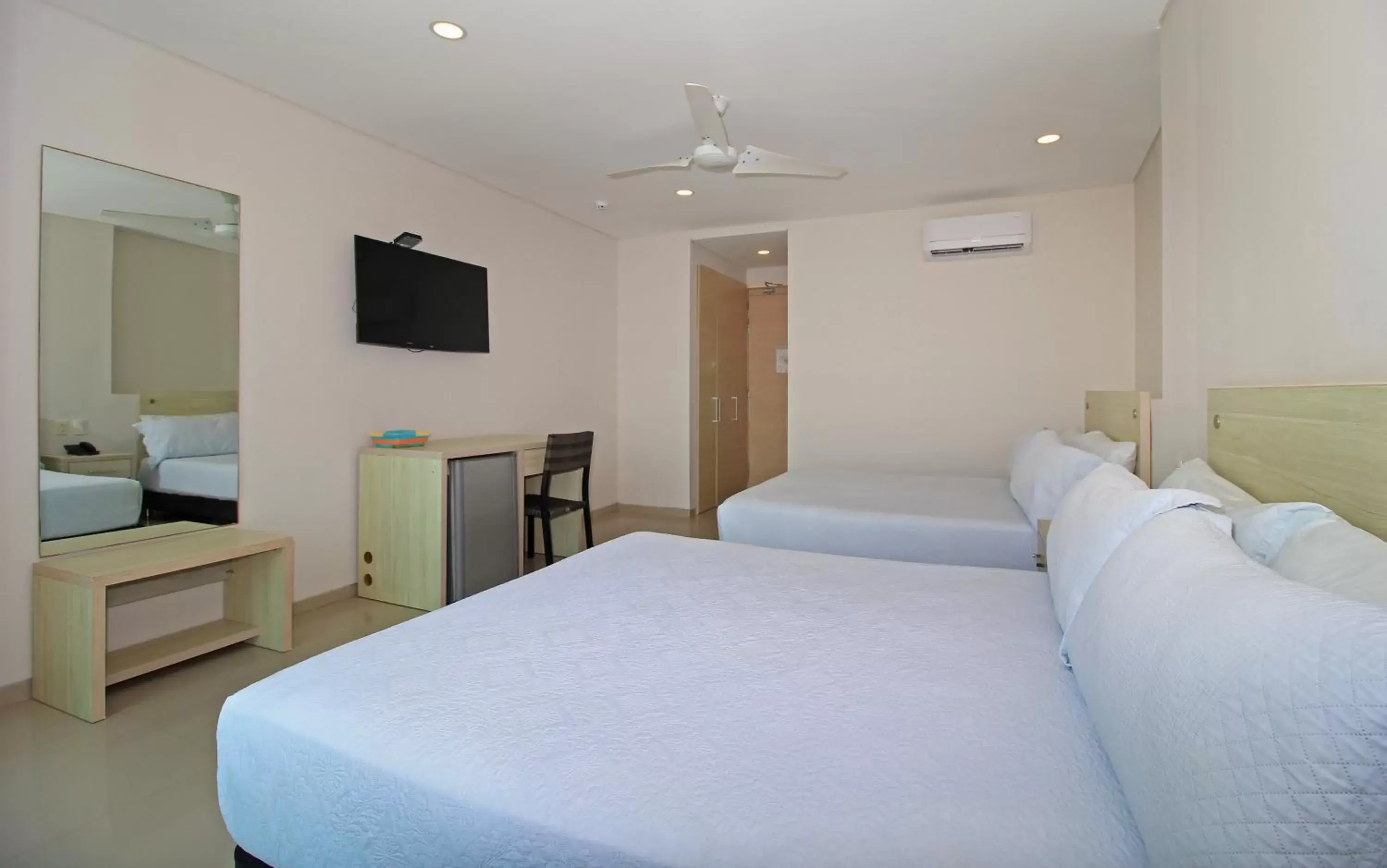 Family Room with Balcony in Hotel Summer Frente Al Mar Family Room with Balcony in Hotel Summer Frente Al Mar