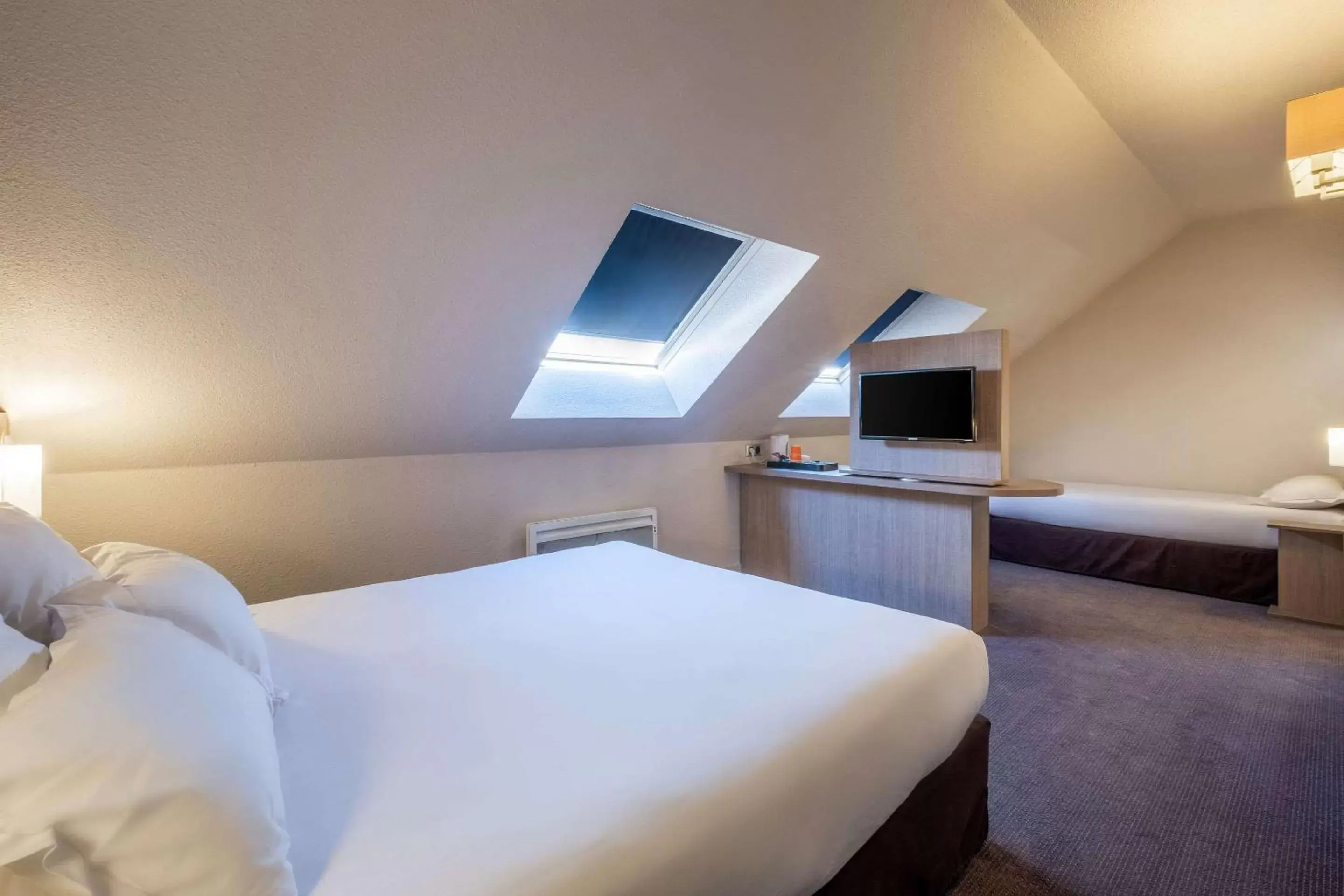 Queen Room with Single Bed - Non-Smoking in Comfort Hotel Linas - Montlhery Queen Room with Single Bed - Non-Smoking in Comfort Hotel Linas - Montlhery