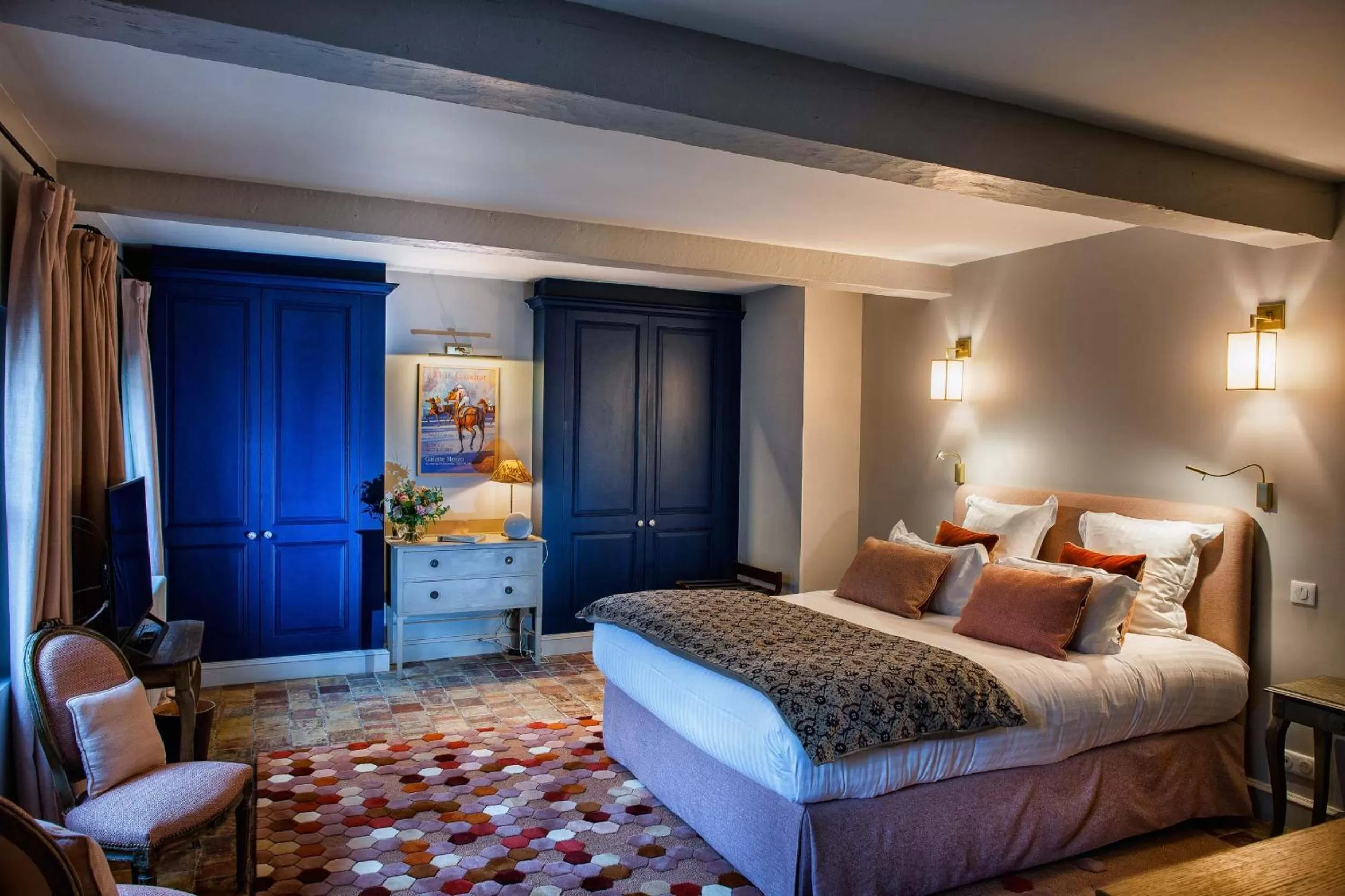 Photo of the whole room, Bed in La Petite Folie