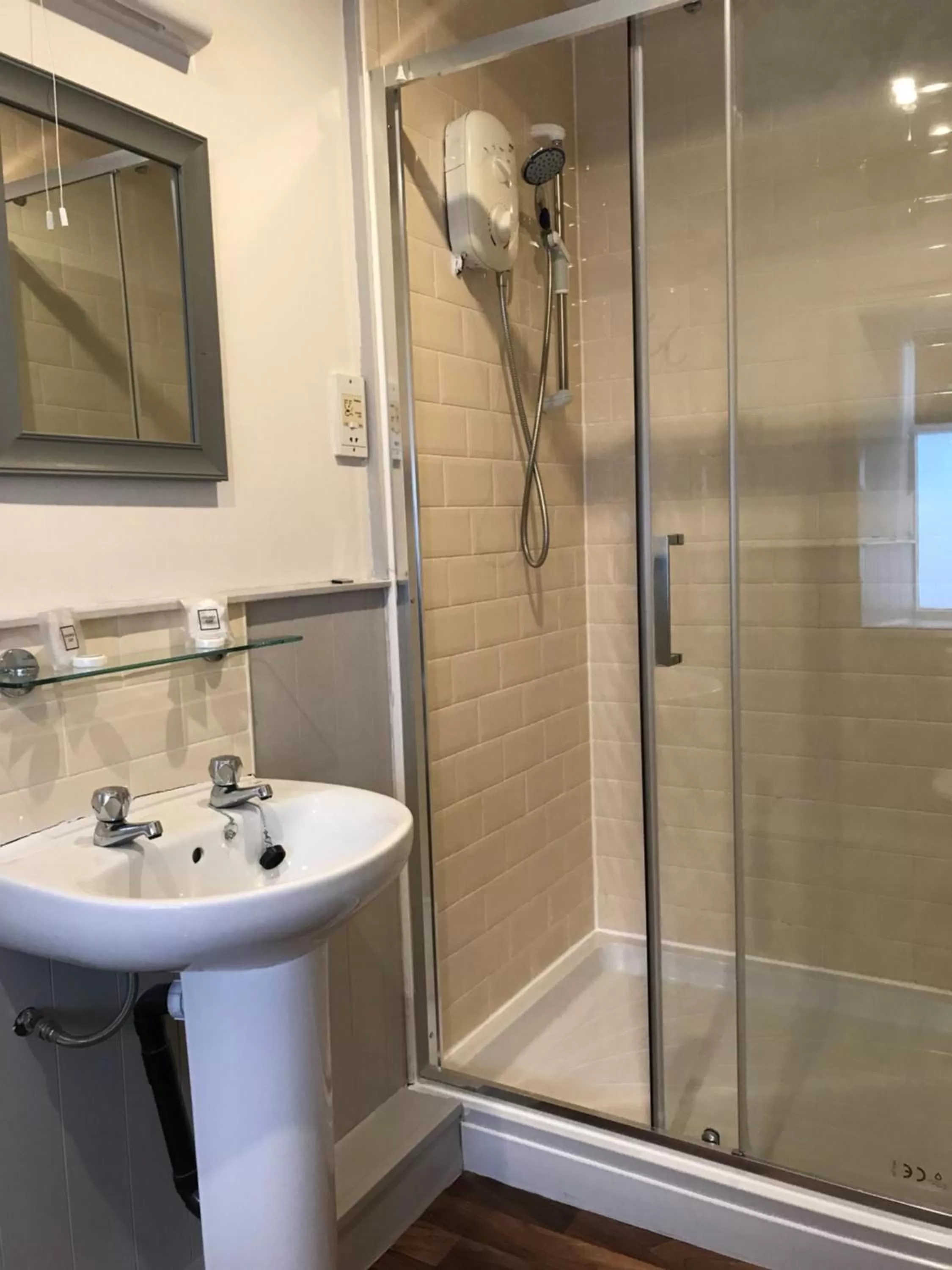 Shower in Black Horse Hotel