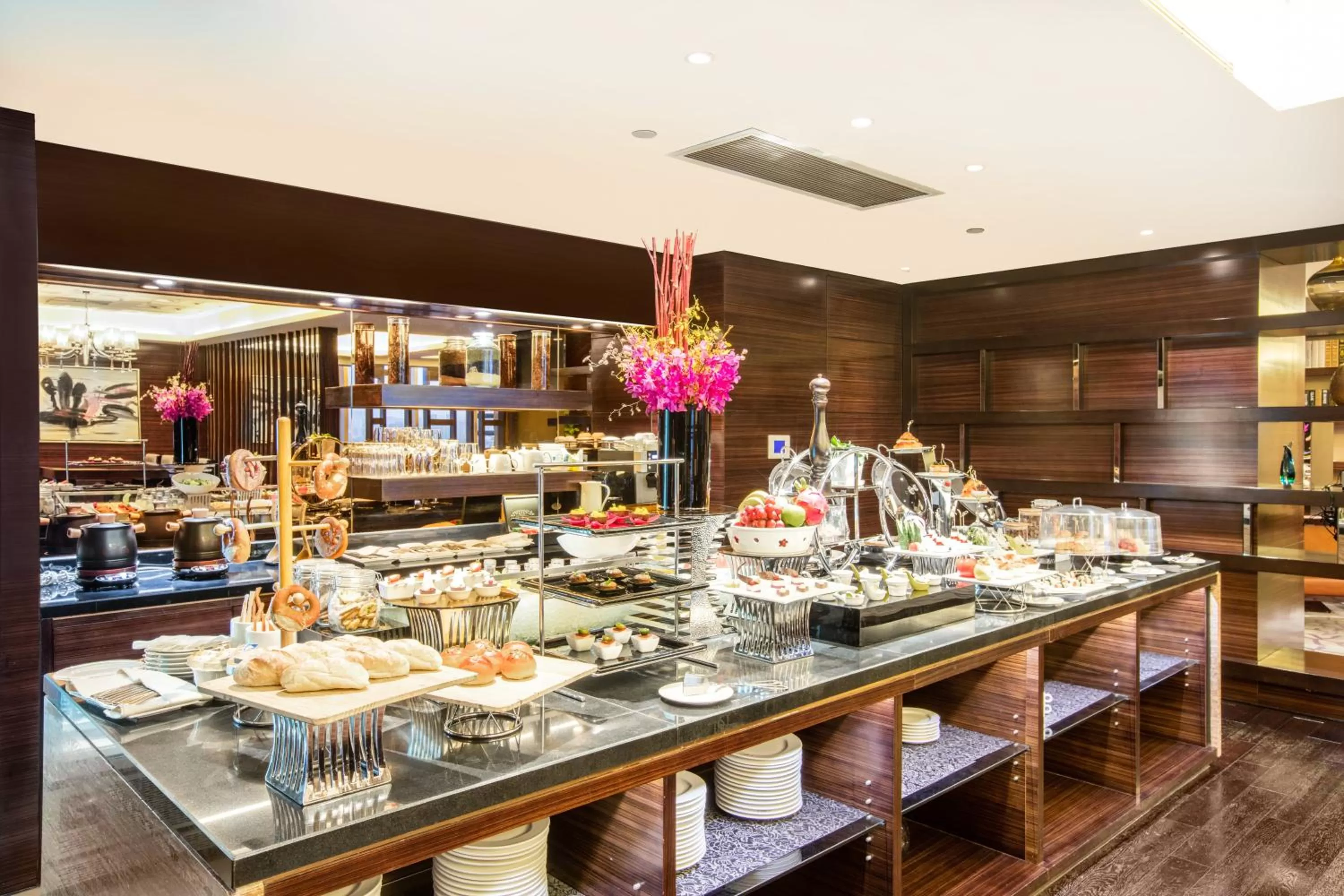 Lounge or bar in Crowne Plaza Nanjing Jiangning by IHG