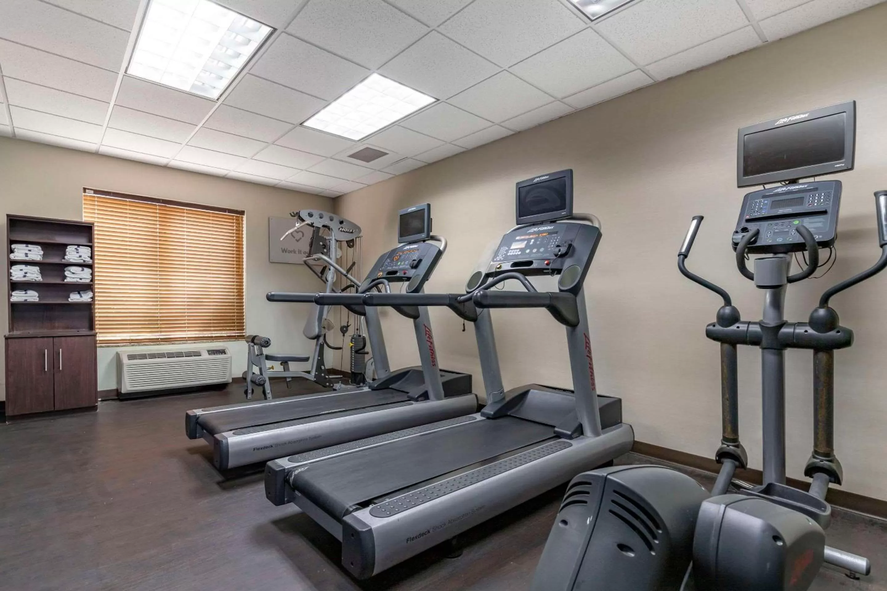 Fitness centre/facilities in Comfort Suites Medical Center near Six Flags