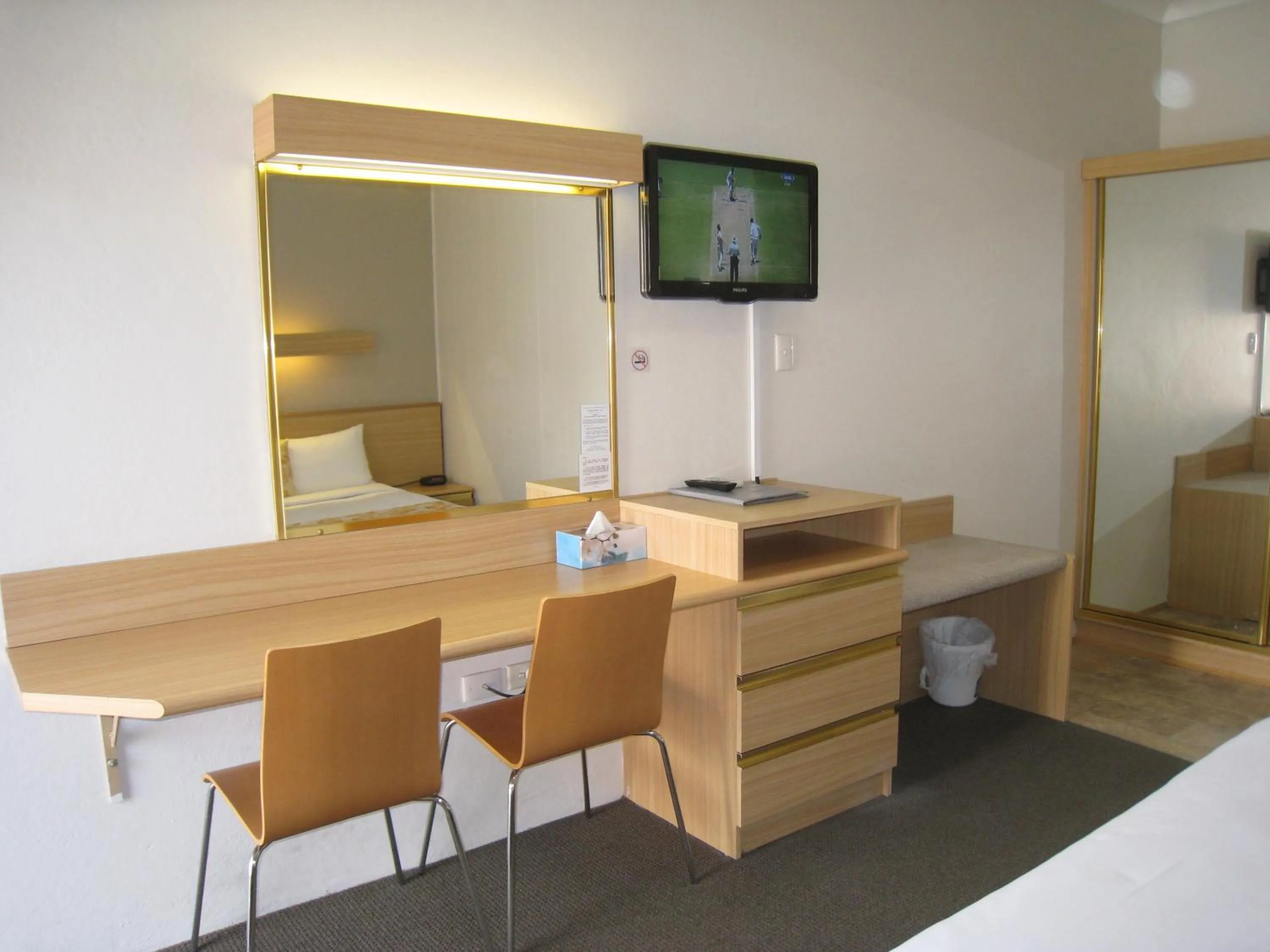 Comfort Queen Room in Country Lodge Motor Inn