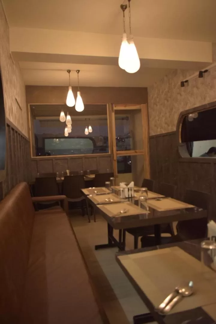 Restaurant/Places to Eat in Hotel Travellers INN