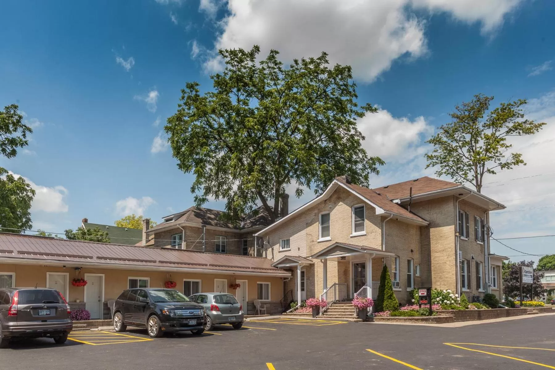 Facade/entrance in Kent Inn