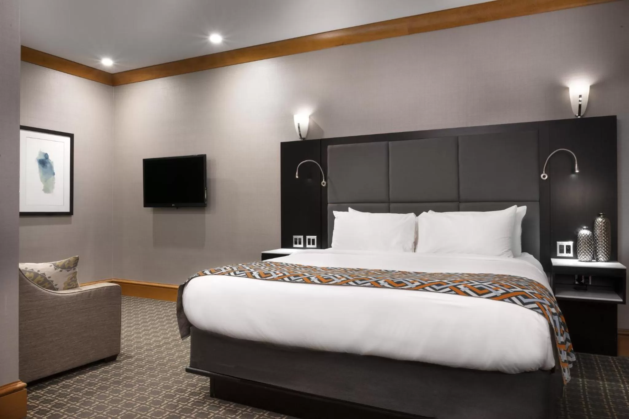 Photo of the whole room, Bed in voco The Tiger Hotel, Columbia, MO by IHG