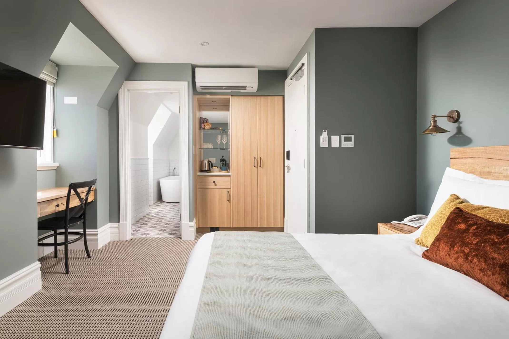 Bedroom, Bed in The National Hotel