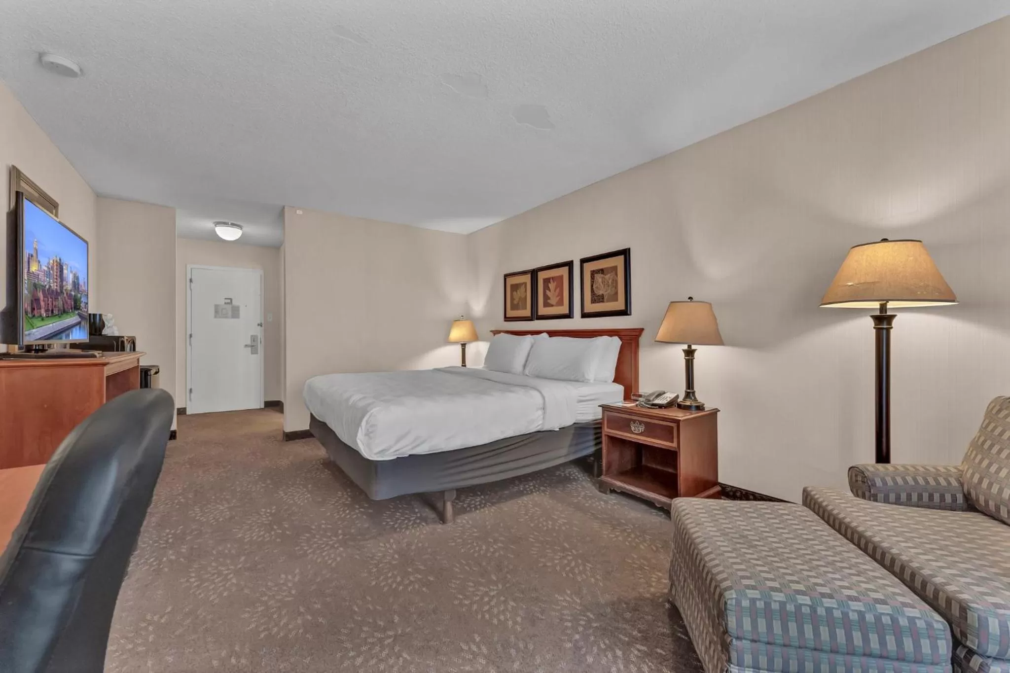 Bed in Buffalo Airport Hotel