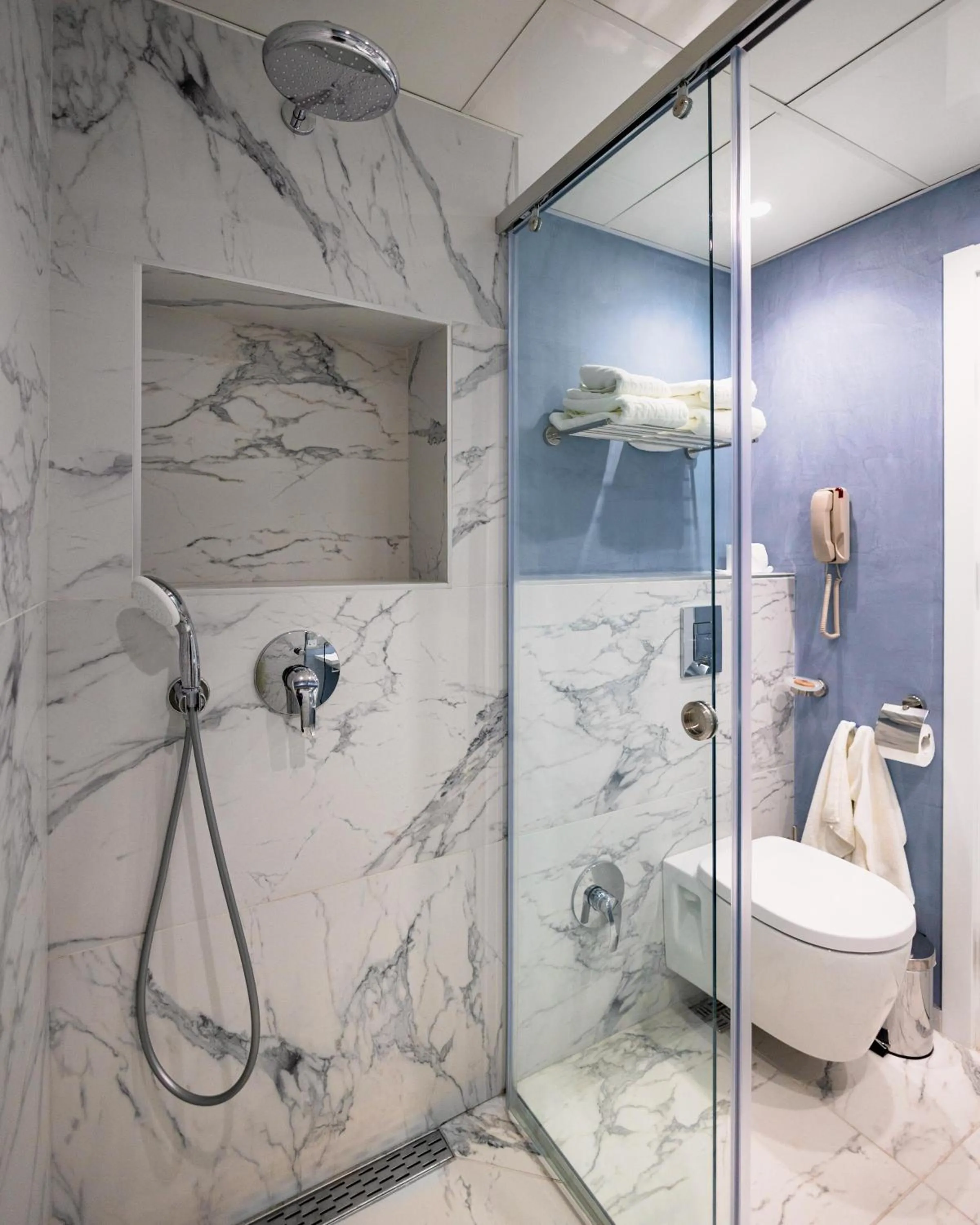 Shower in International Hotel Casino & Tower Suites