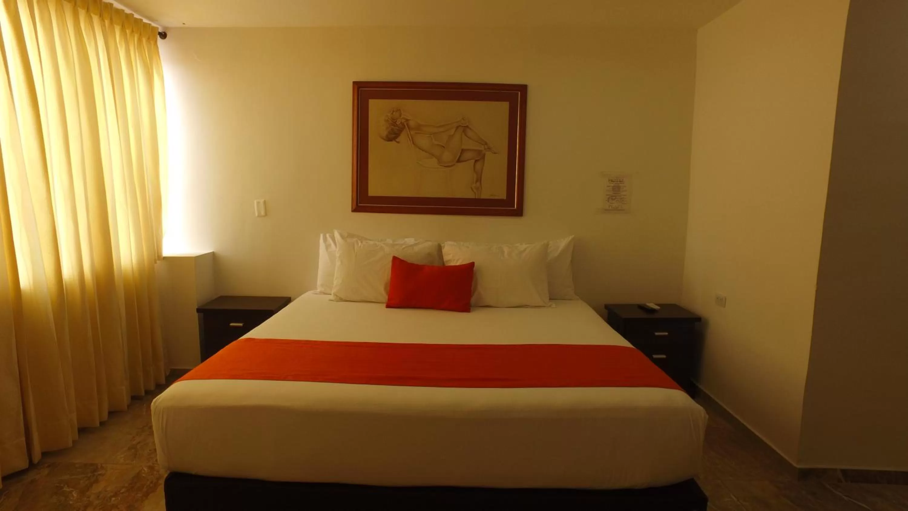 Bedroom, Bed in Hotel Cafe Plaza