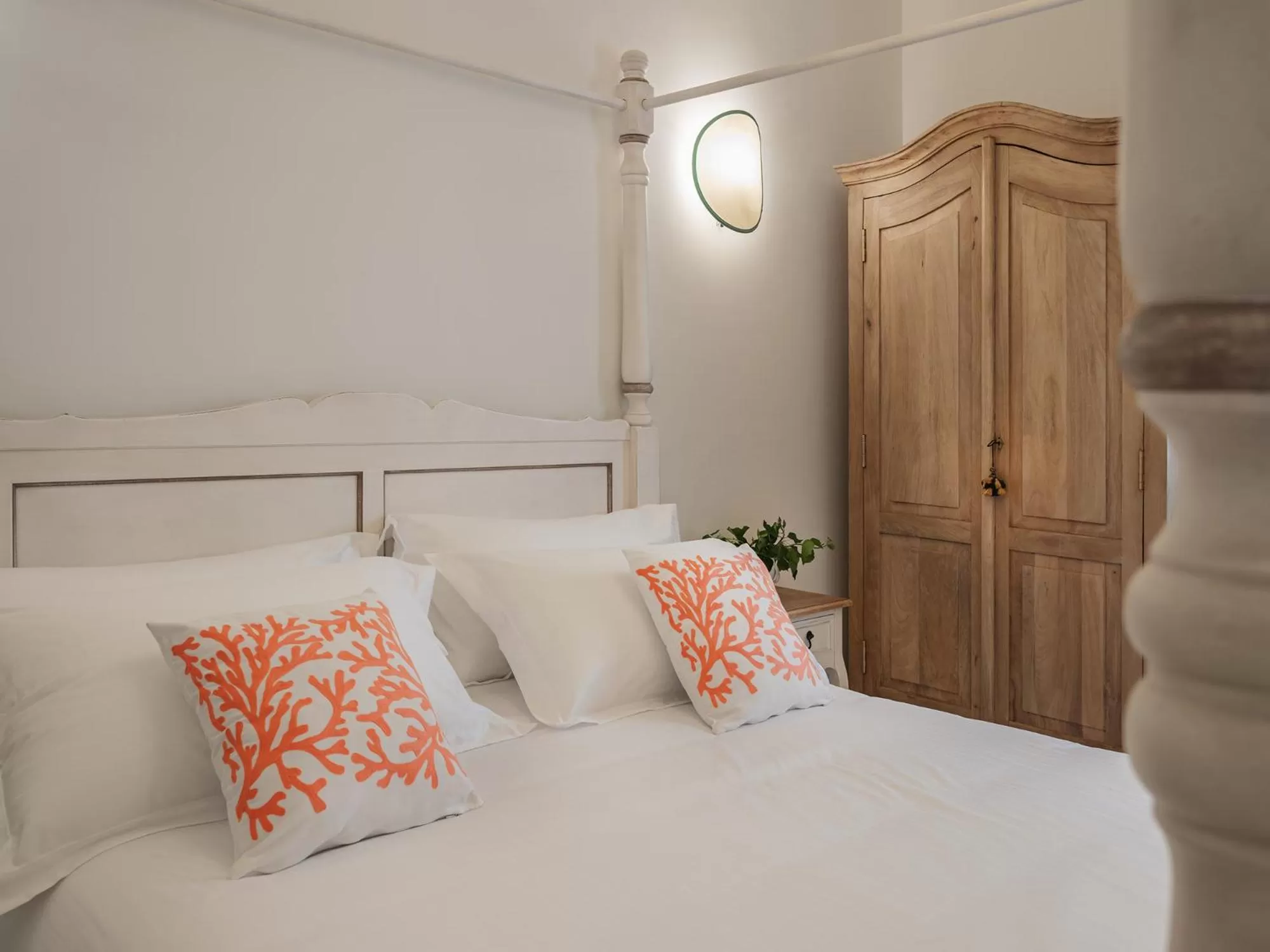 Bedroom, Bed in Living u HomeSuites