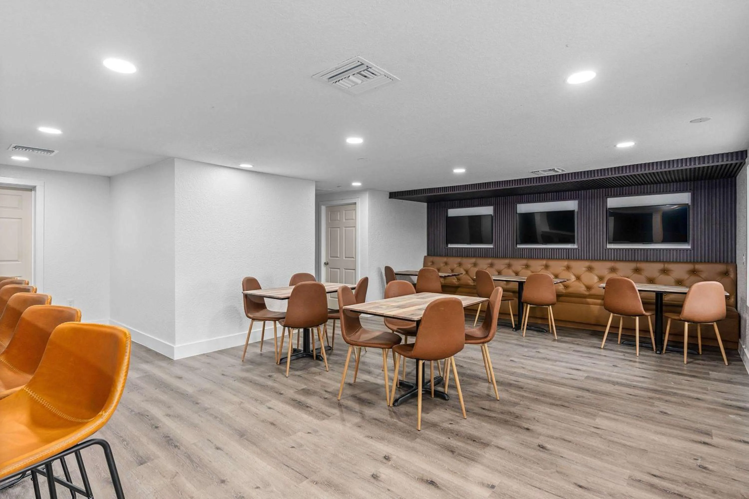 Restaurant/places to eat in Super 8 by Wyndham Kissimmee-Orlando