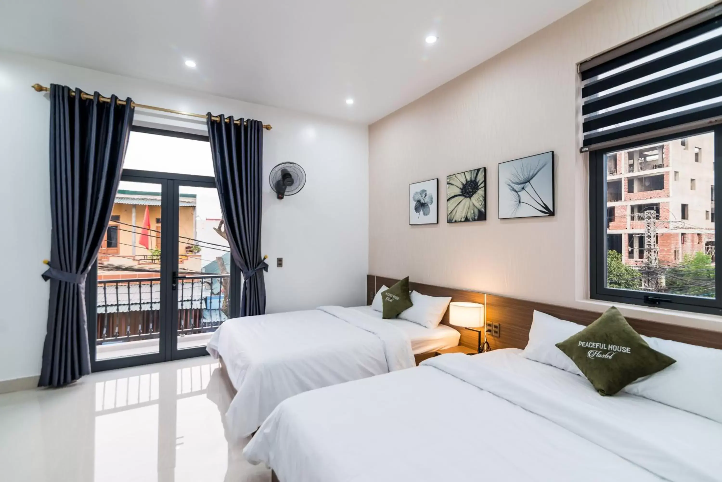 Executive Queen Room with Two Queen Beds in Peaceful House Hostel Executive Queen Room with Two Queen Beds in Peaceful House Hostel