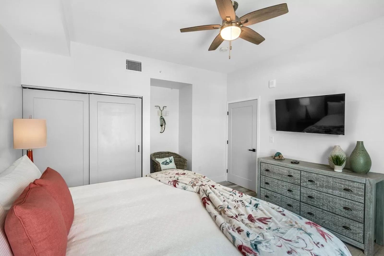 Bed in Cape Crossing Resort & Marina