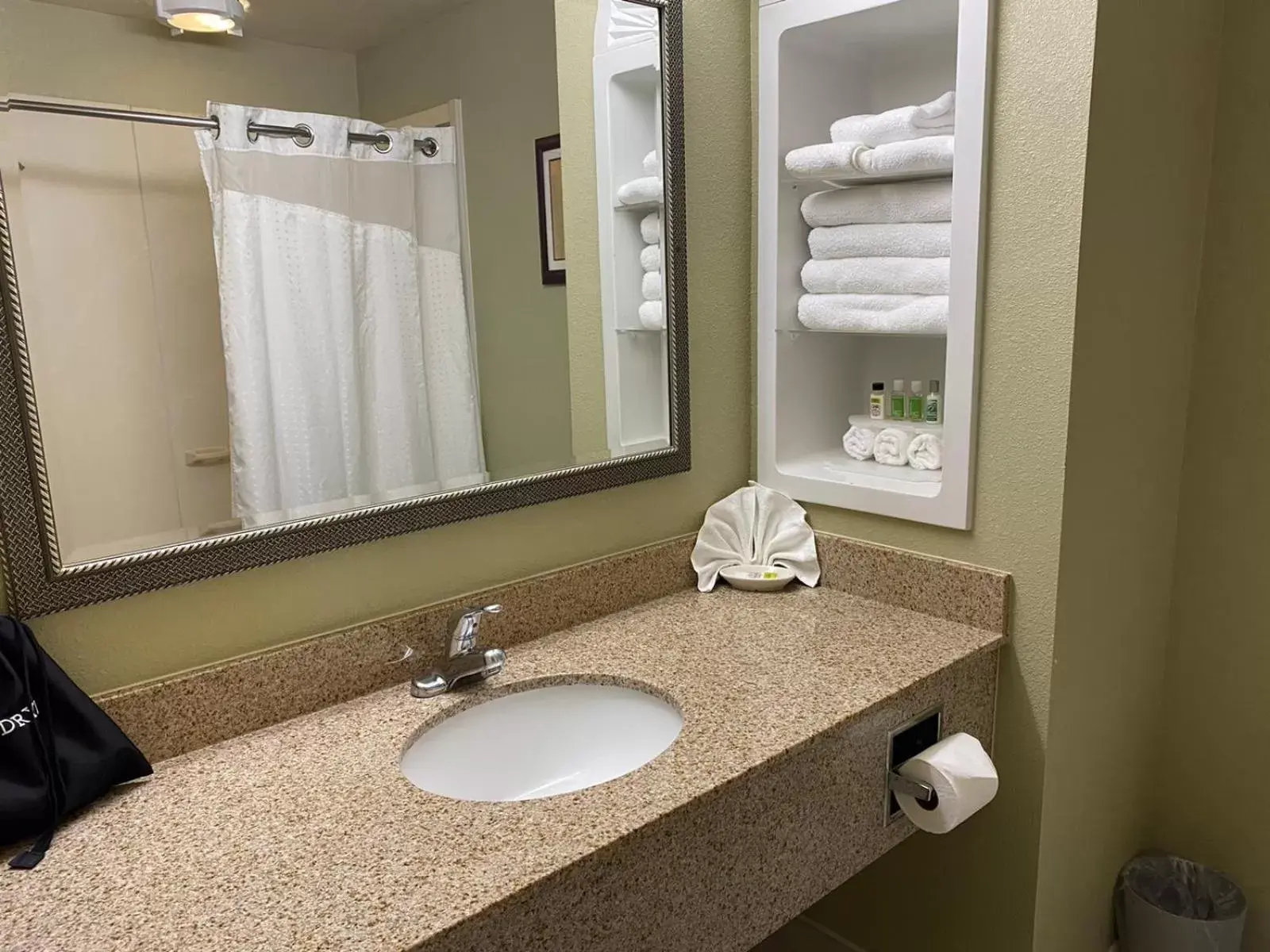 1 King Bed, Deluxe Mobility Accessible Room, Bathtub w/ Grab Bars, Non-Smoking in Hotel Marguerite Anaheim - Garden Grove, Trademark Collection 1 King Bed, Deluxe Mobility Accessible Room, Bathtub w/ Grab Bars, Non-Smoking in Hotel Marguerite Anaheim - Garden Grove, Trademark Collection